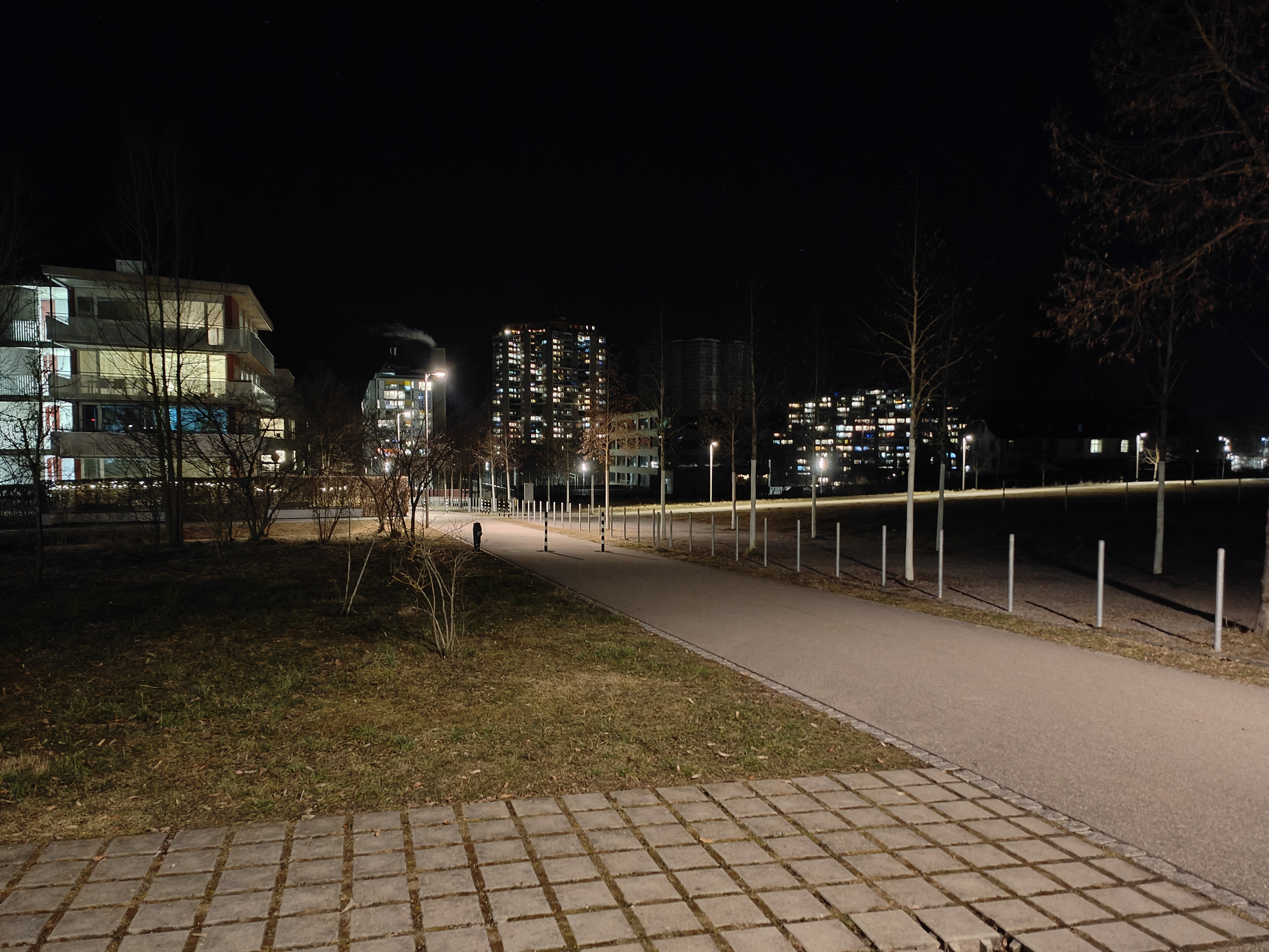 Oppo Find X5 Pro Beispielfoto mit Weitwinkelkamera bei Nacht