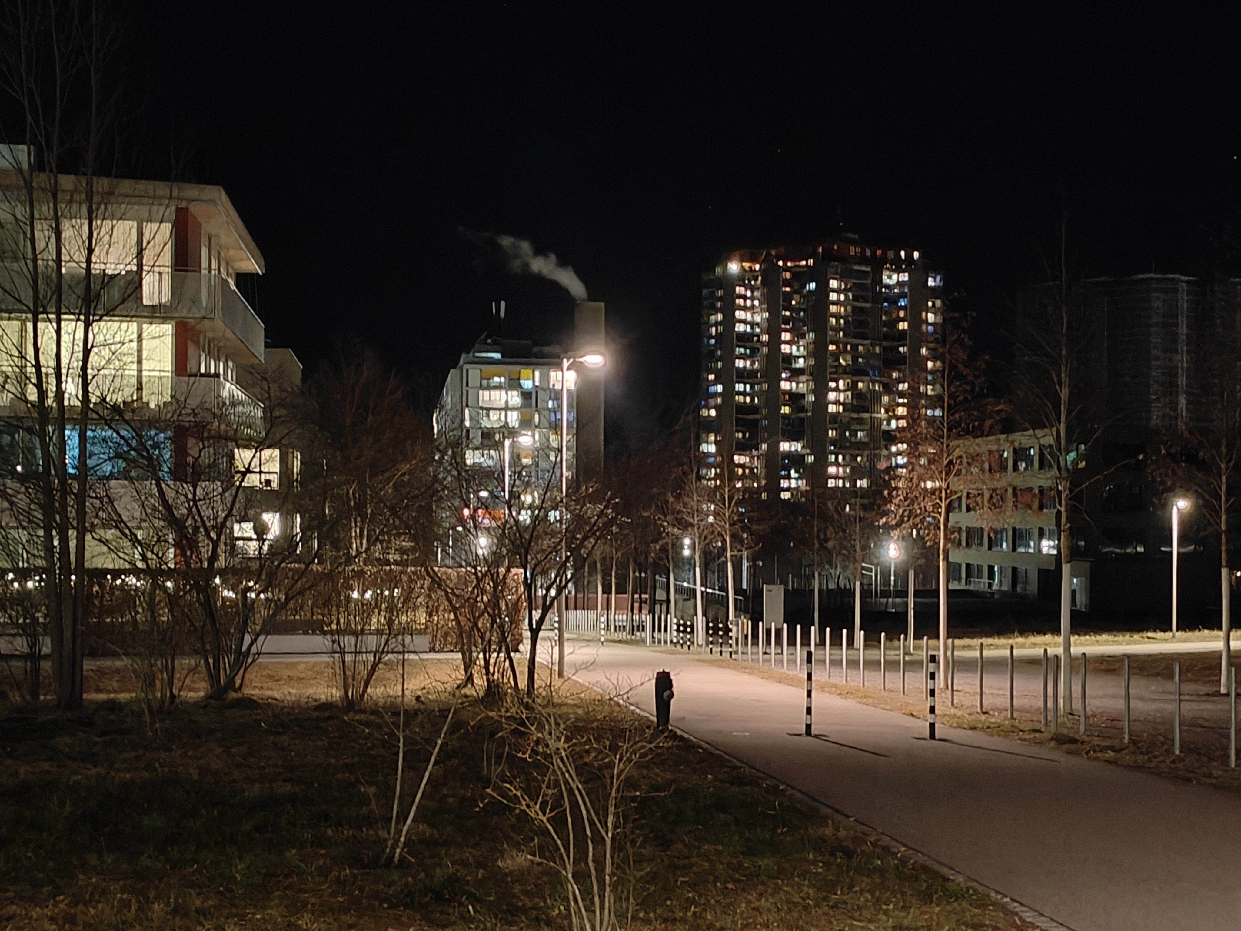 Oppo Find X5 Pro Beispielfoto mit Telelinse bei Nacht