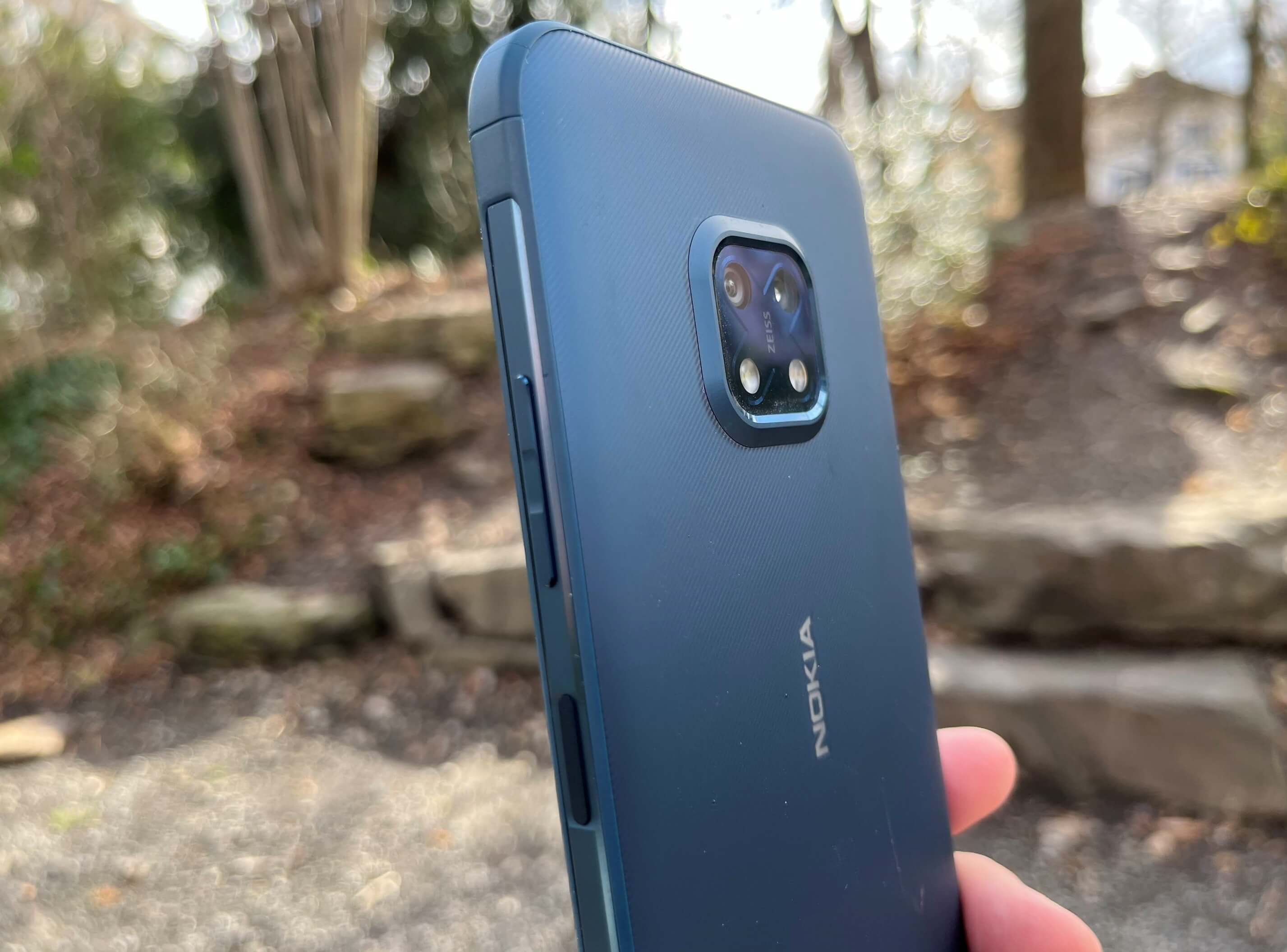 Nokia XR20 Test: Ansicht seitwärts mit Lautstärkewippe und Fingerabdrucksensor.