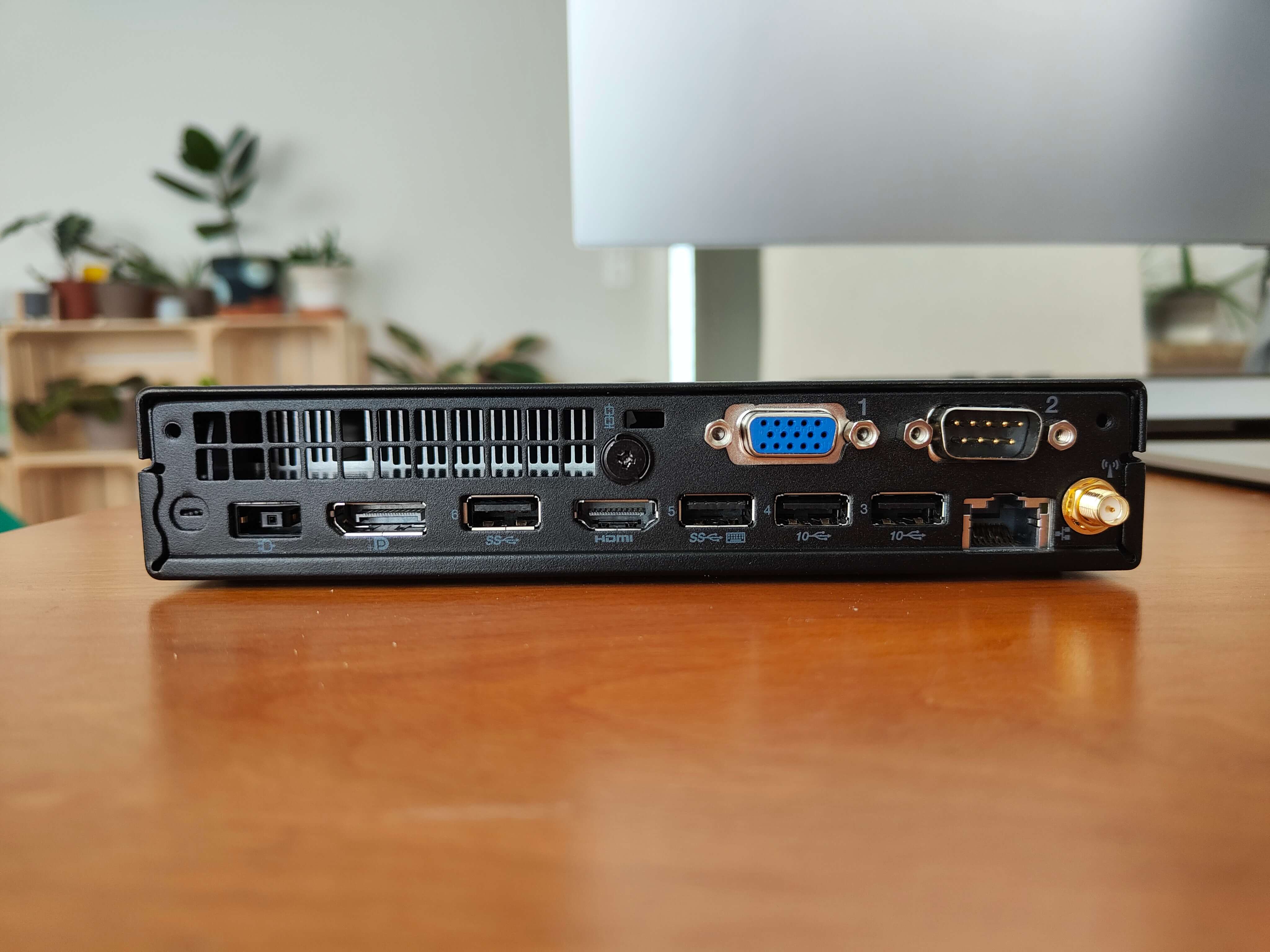 Lenovo ThinkCentre M70q Test: Anschlüsse und Ports.