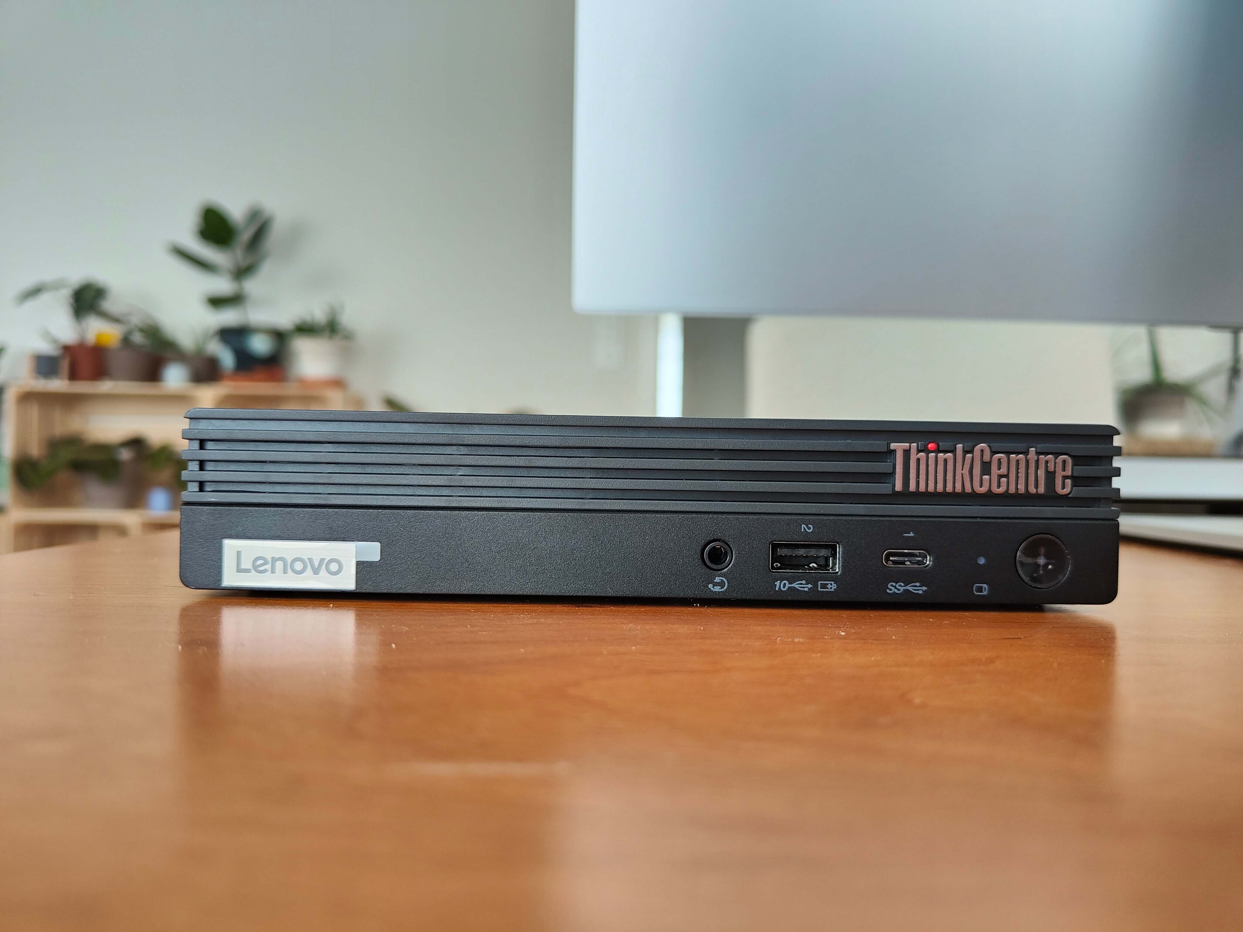 Lenovo ThinkCentre M70q Test: Anschlüsse auf der Vorderseite.