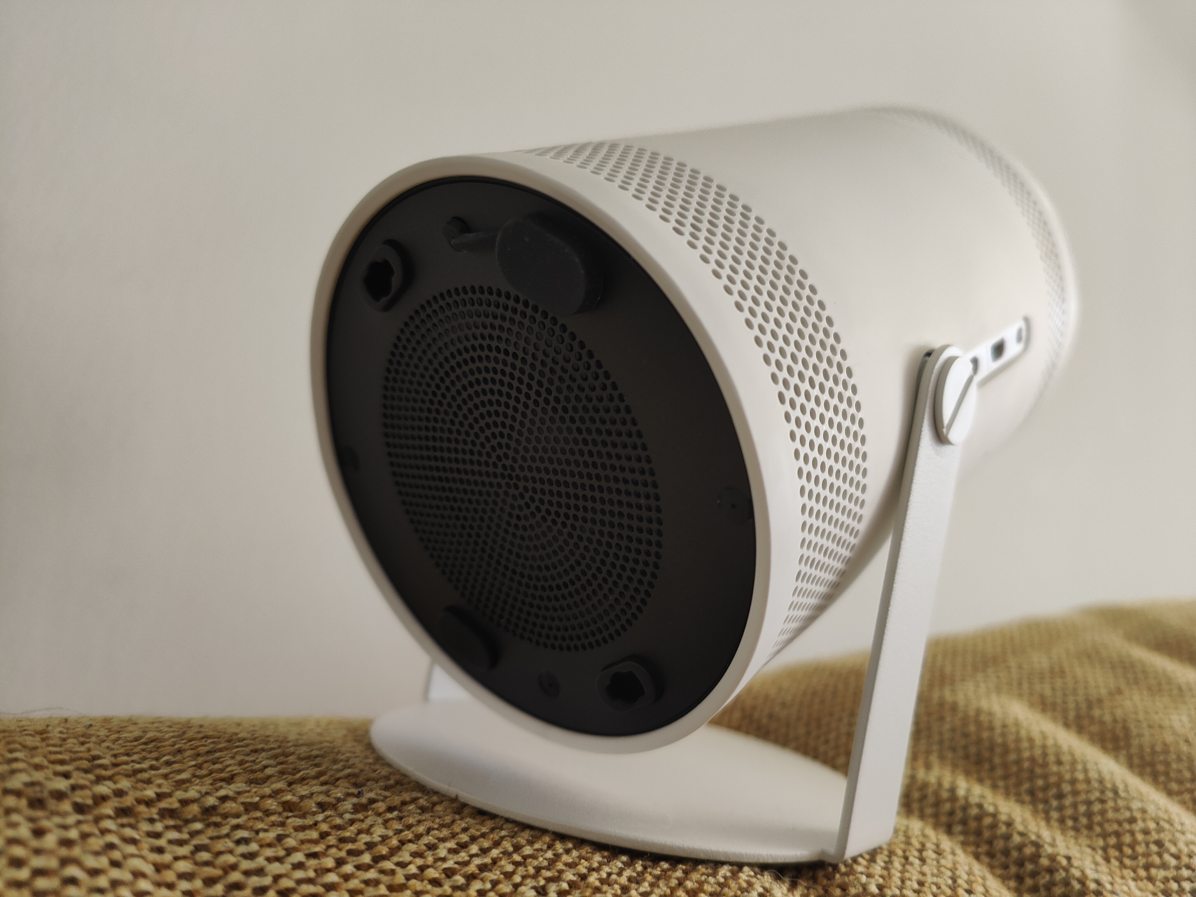 Der integrierte Lautsprecher beim Samsung The Freestyle Beamer