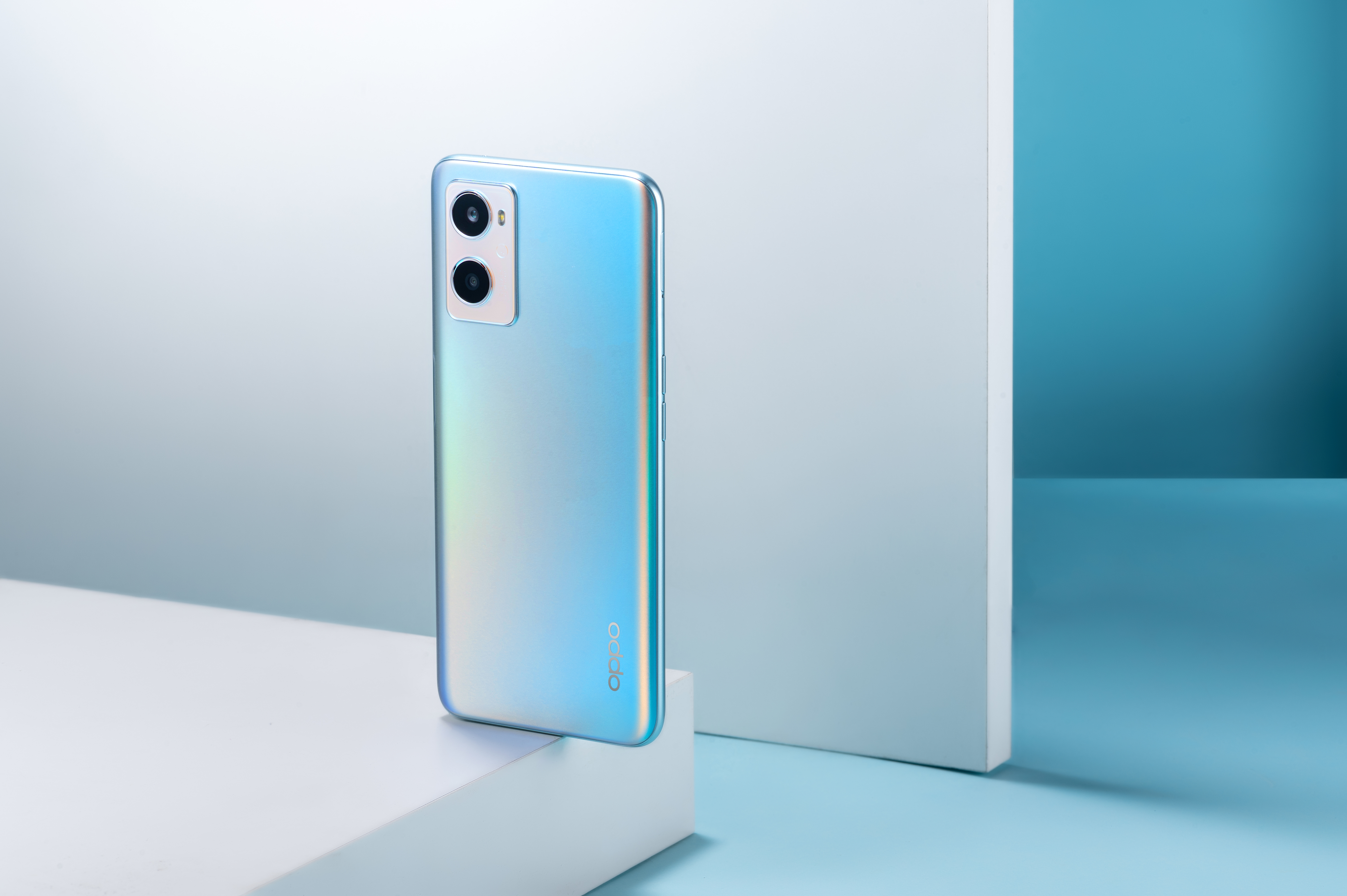 Oppo A96 Rückseite mit Dual-Kamera in «Sunset Blue»