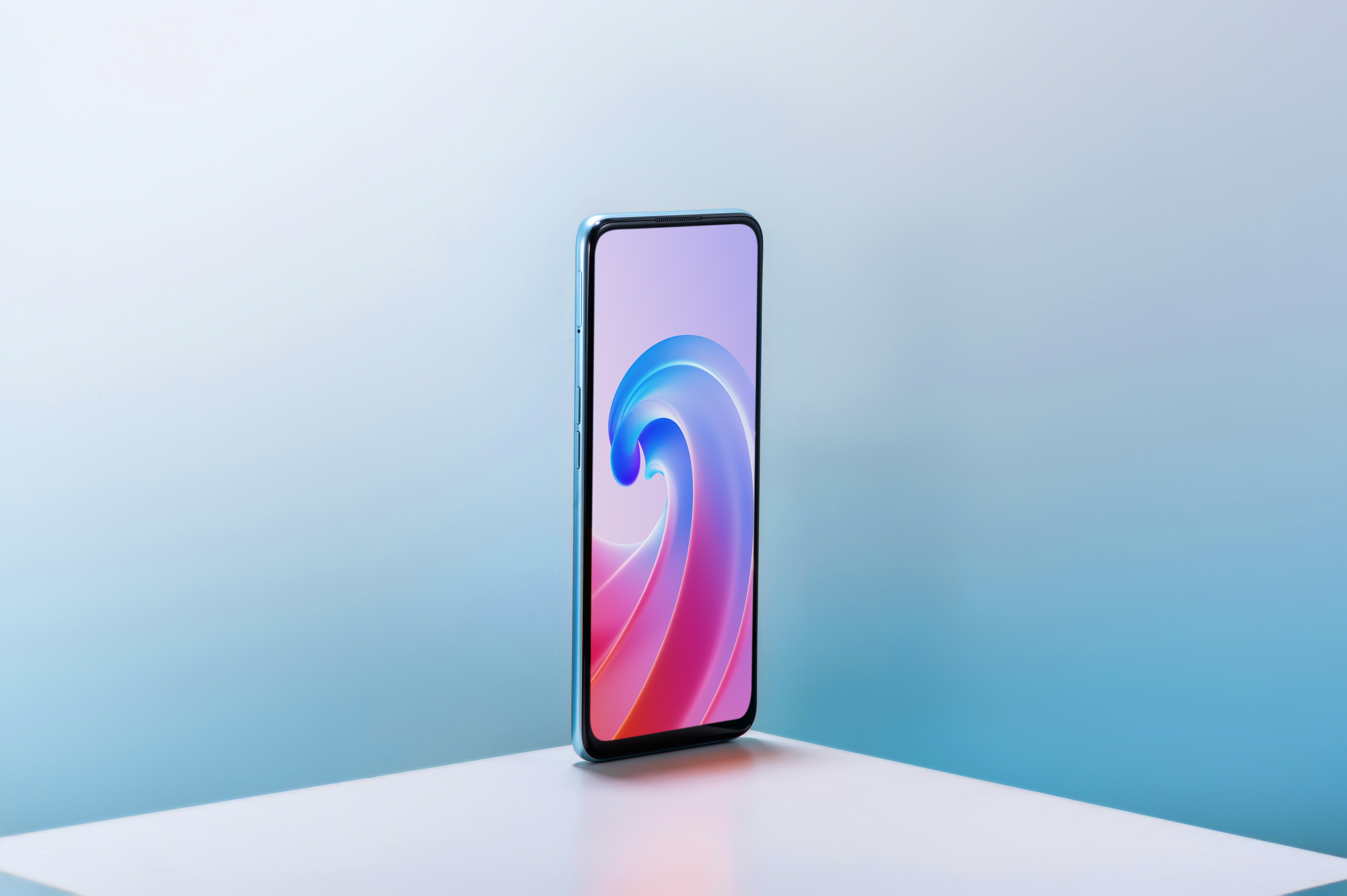 Das Oppo A96 in «Sunset Blue»