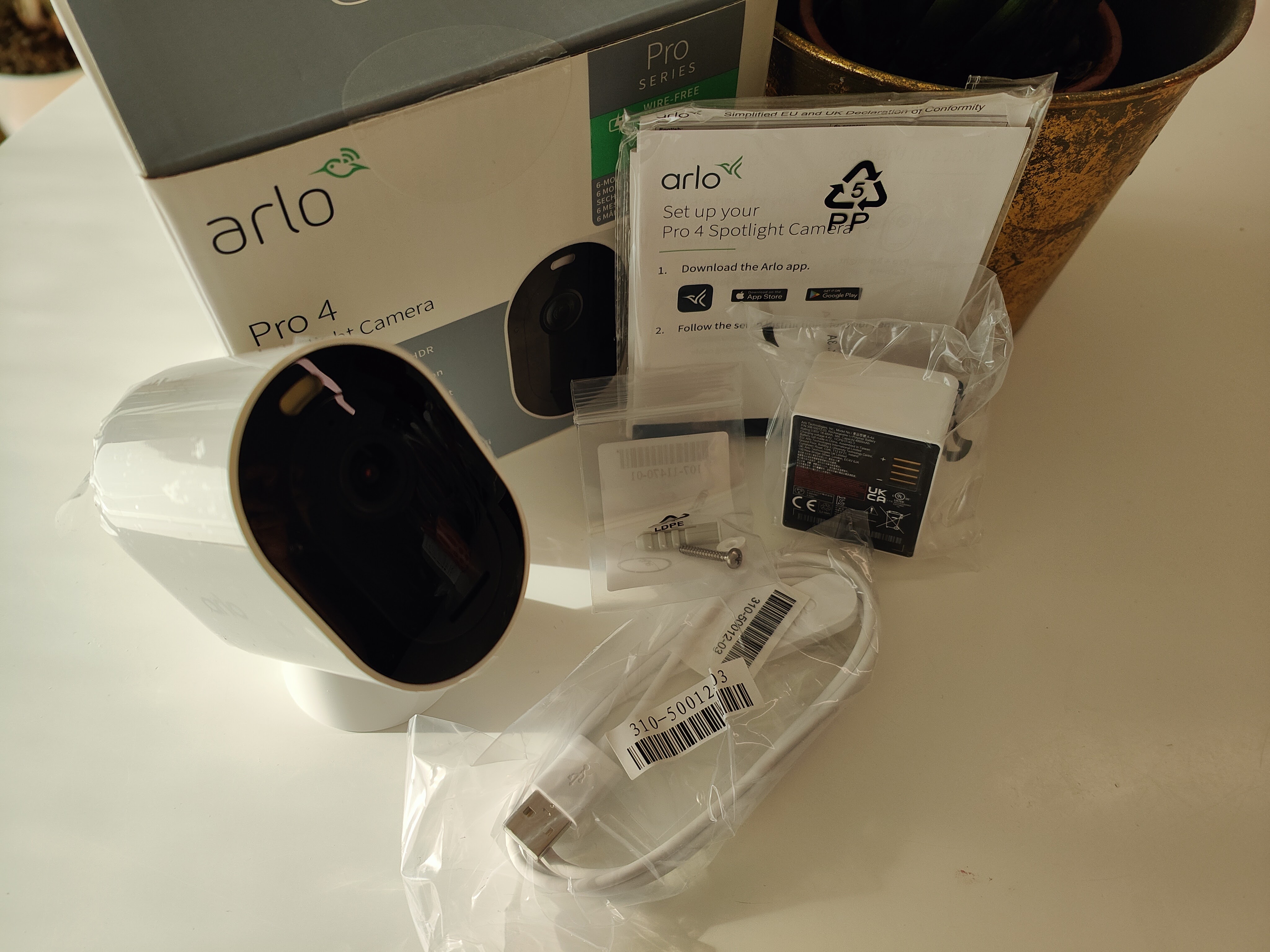 Der Lieferumfang der Arlo Pro 4