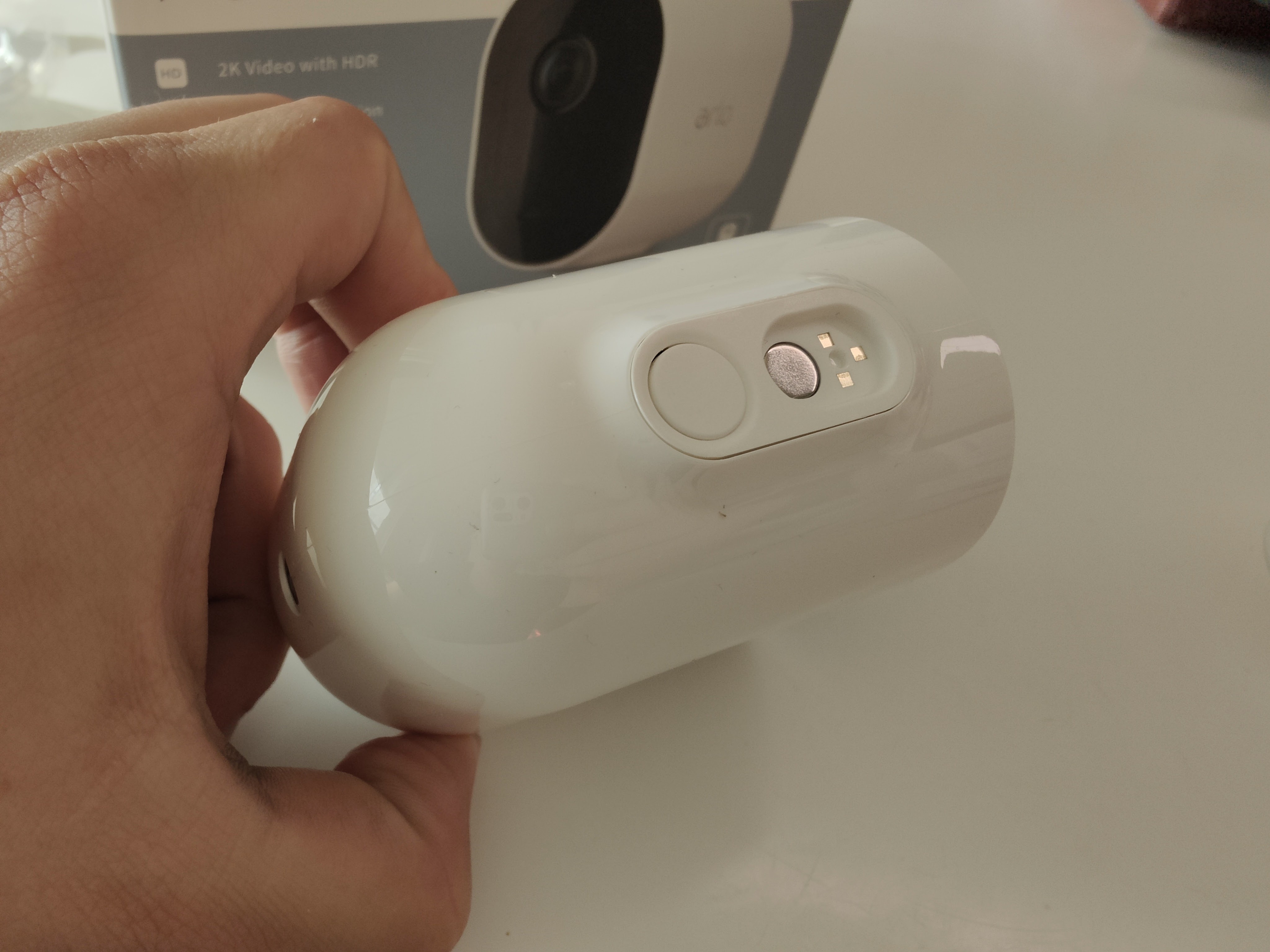 An der Unterseite befinden sich die Lade-Pins und eine Taste