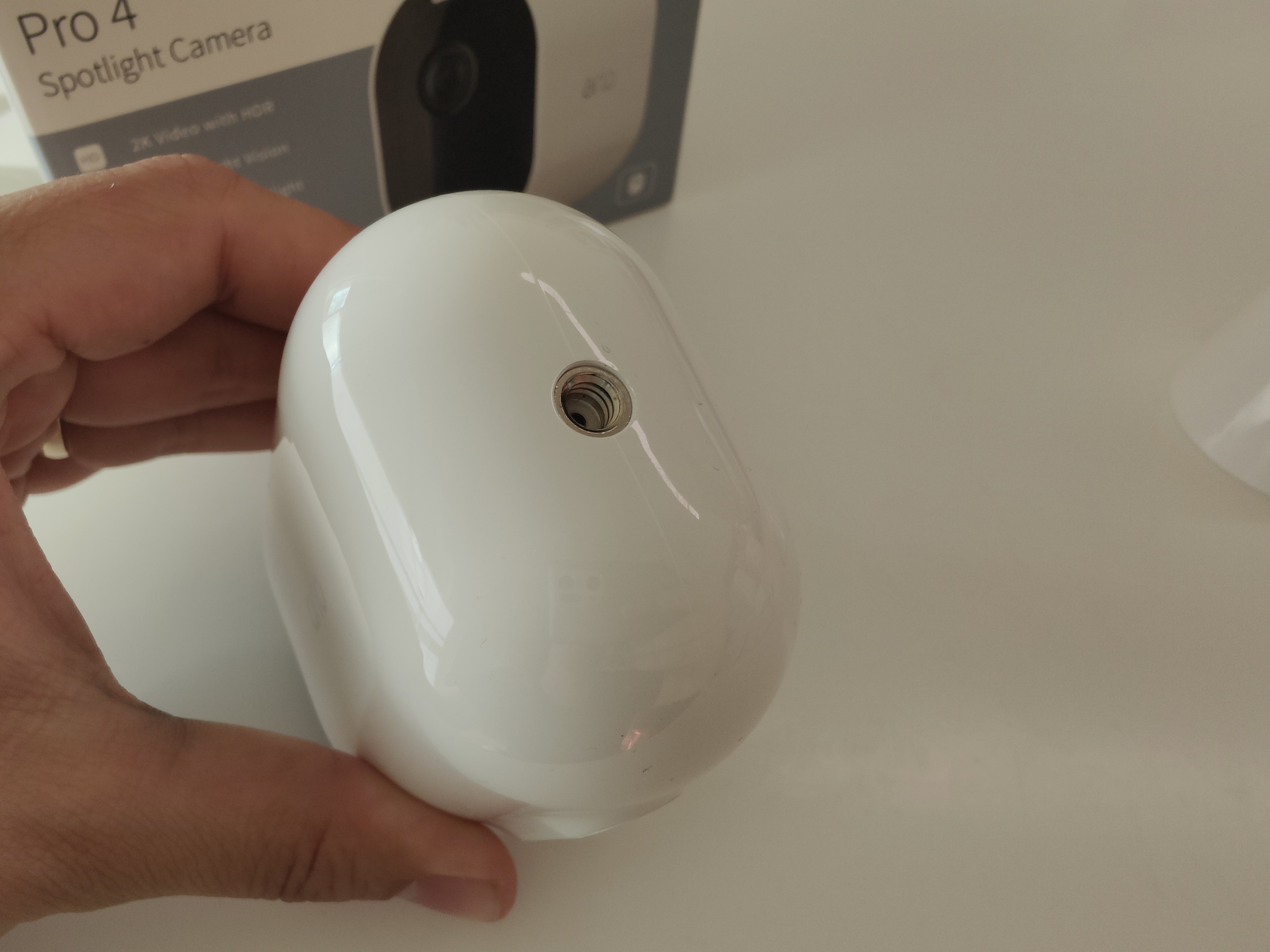 Über das Gewinde lässt sich die Kamera positionieren. Alternativ auch magnetisch