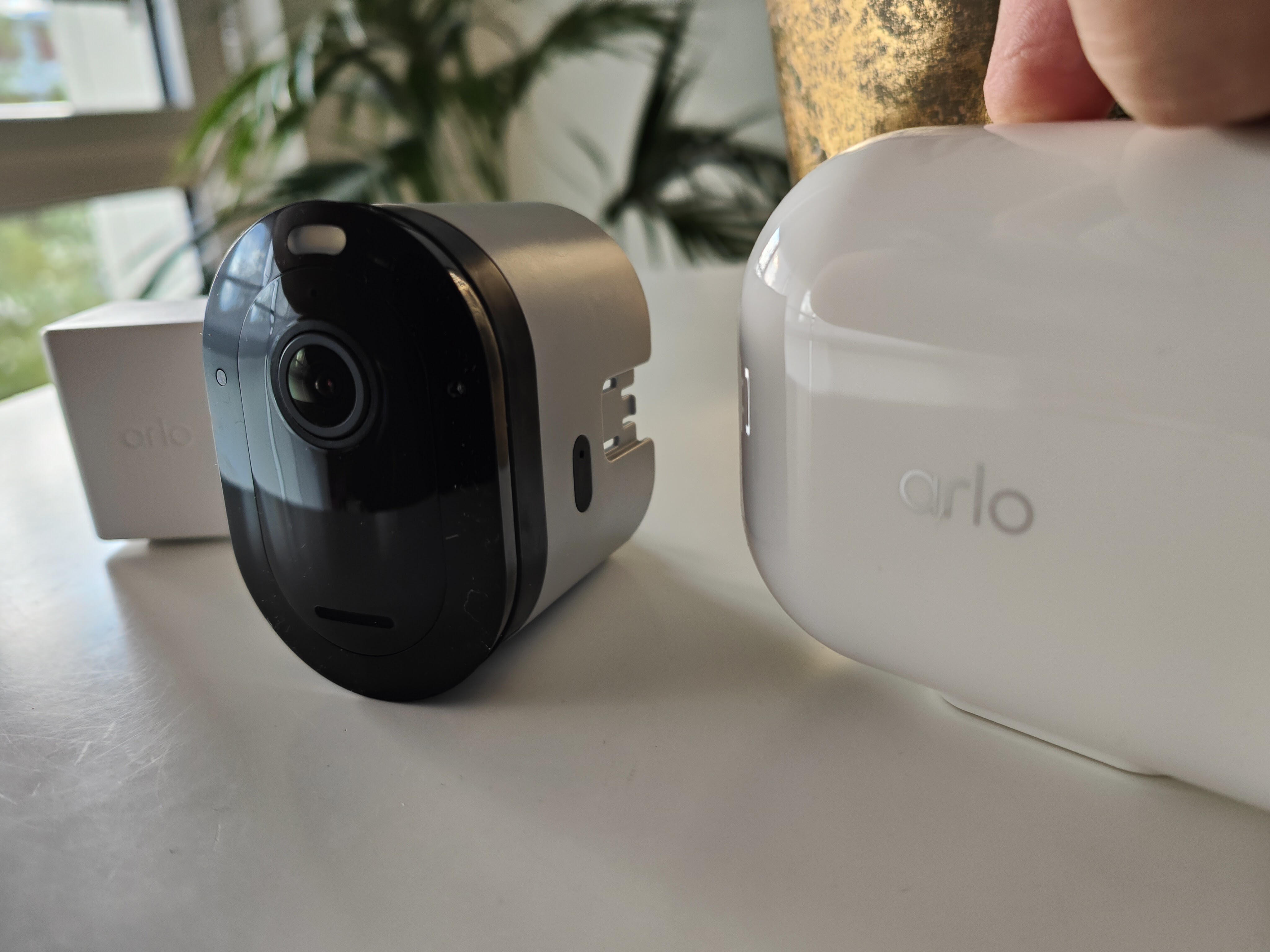 Arlo Pro 4 mit geöffnetem Gehäuse