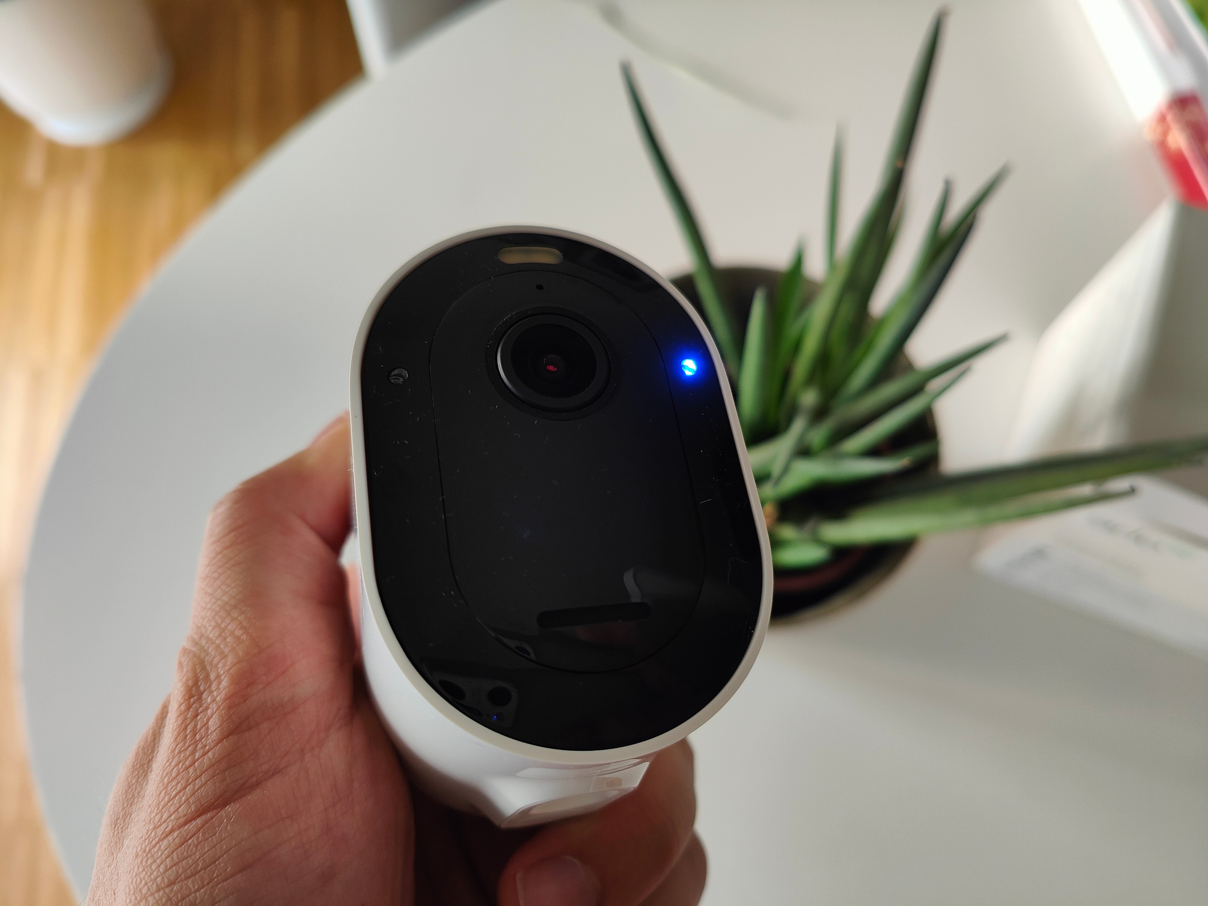 Die Kamera hat eine Sirene und ein LED-Scheinwerfer integriert