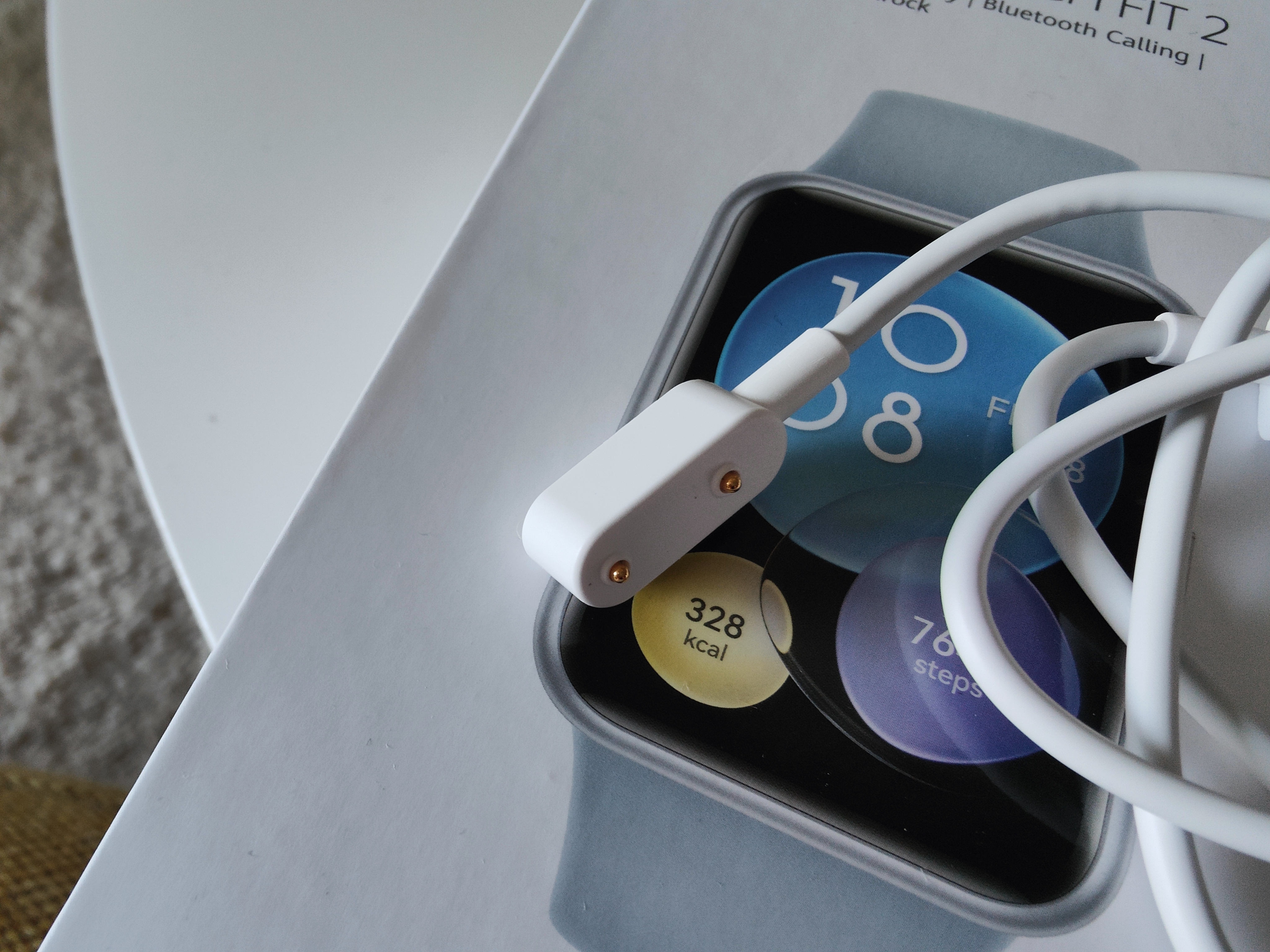 Die Huawei Watch Fit 2 wird mit einem proprietären Ladekabel geladen