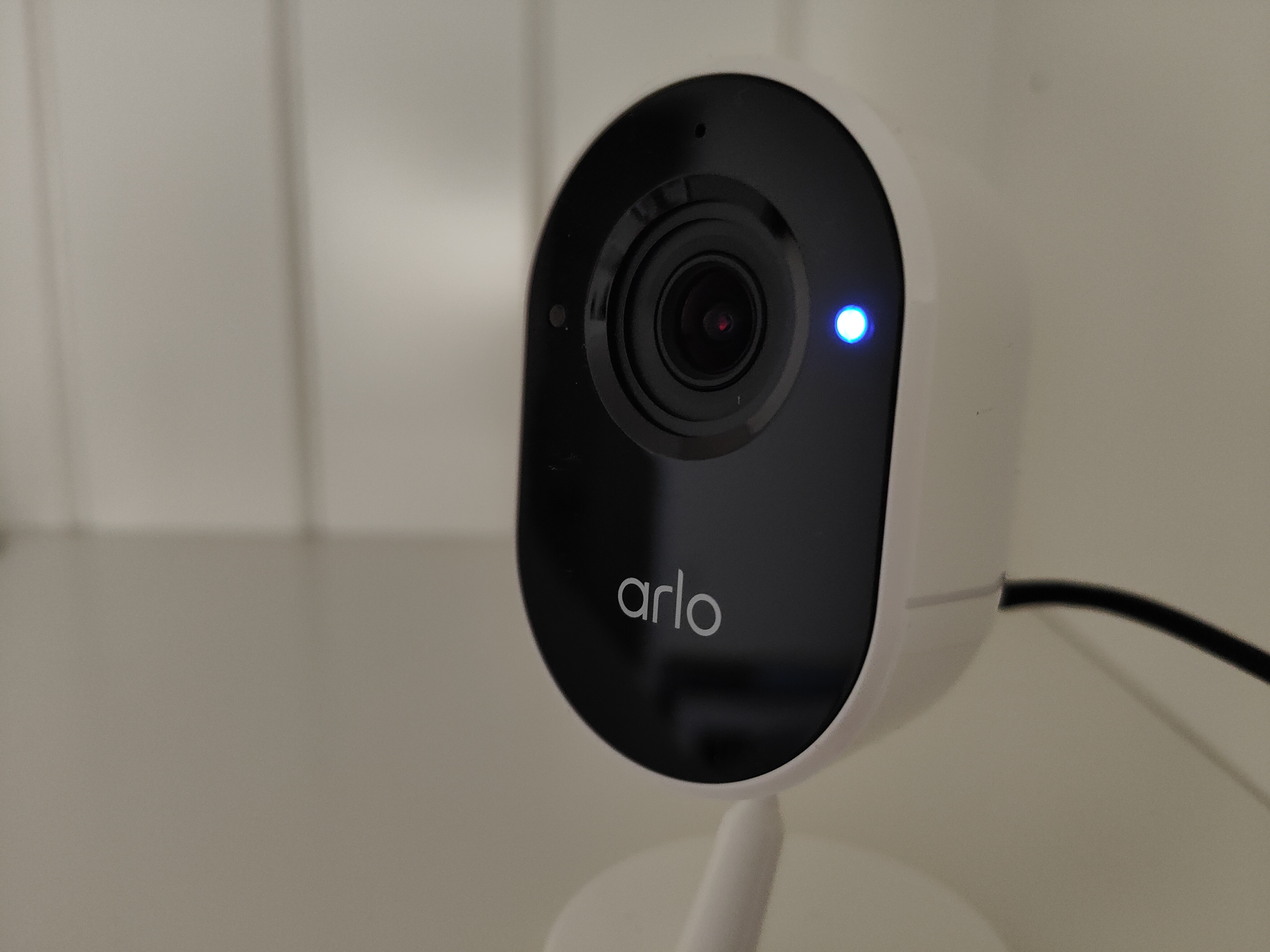 Eine blaue LED signalisiert den Betrieb der Essential Indoor Camera