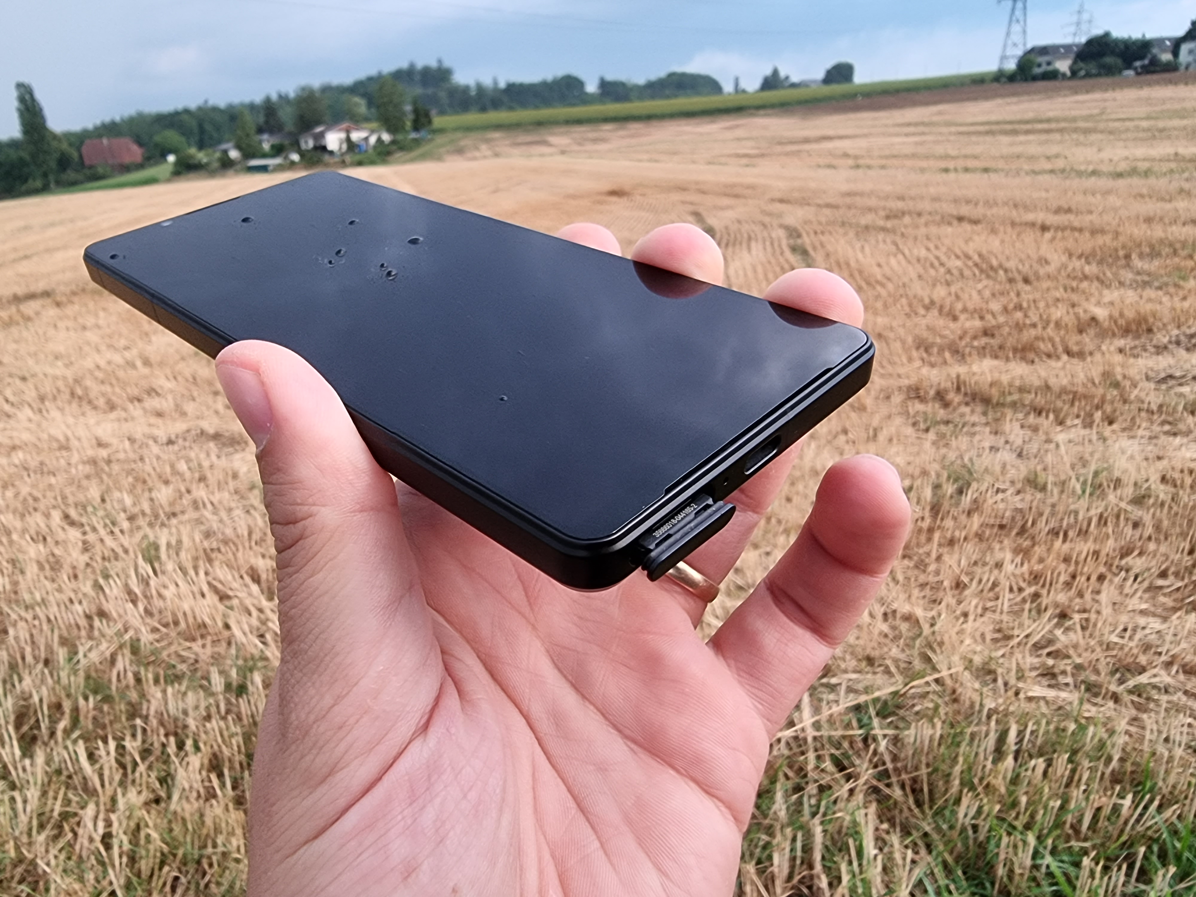 Der SIM-Schacht lässt sich ganz ohne Werkzeug öffnen