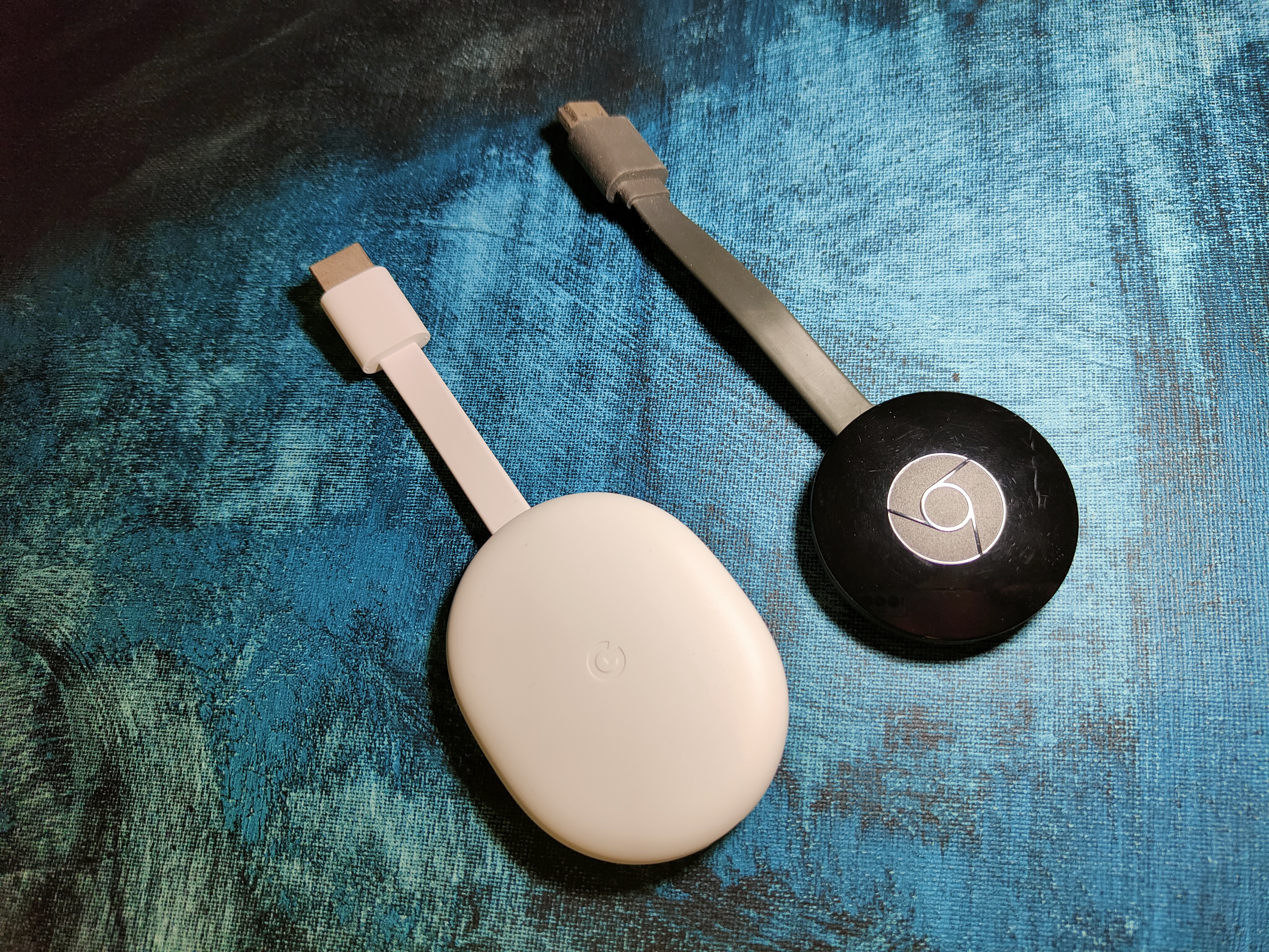 Chromecast mit Google TV im Vergleich zum Chromecast der 2. Generation.