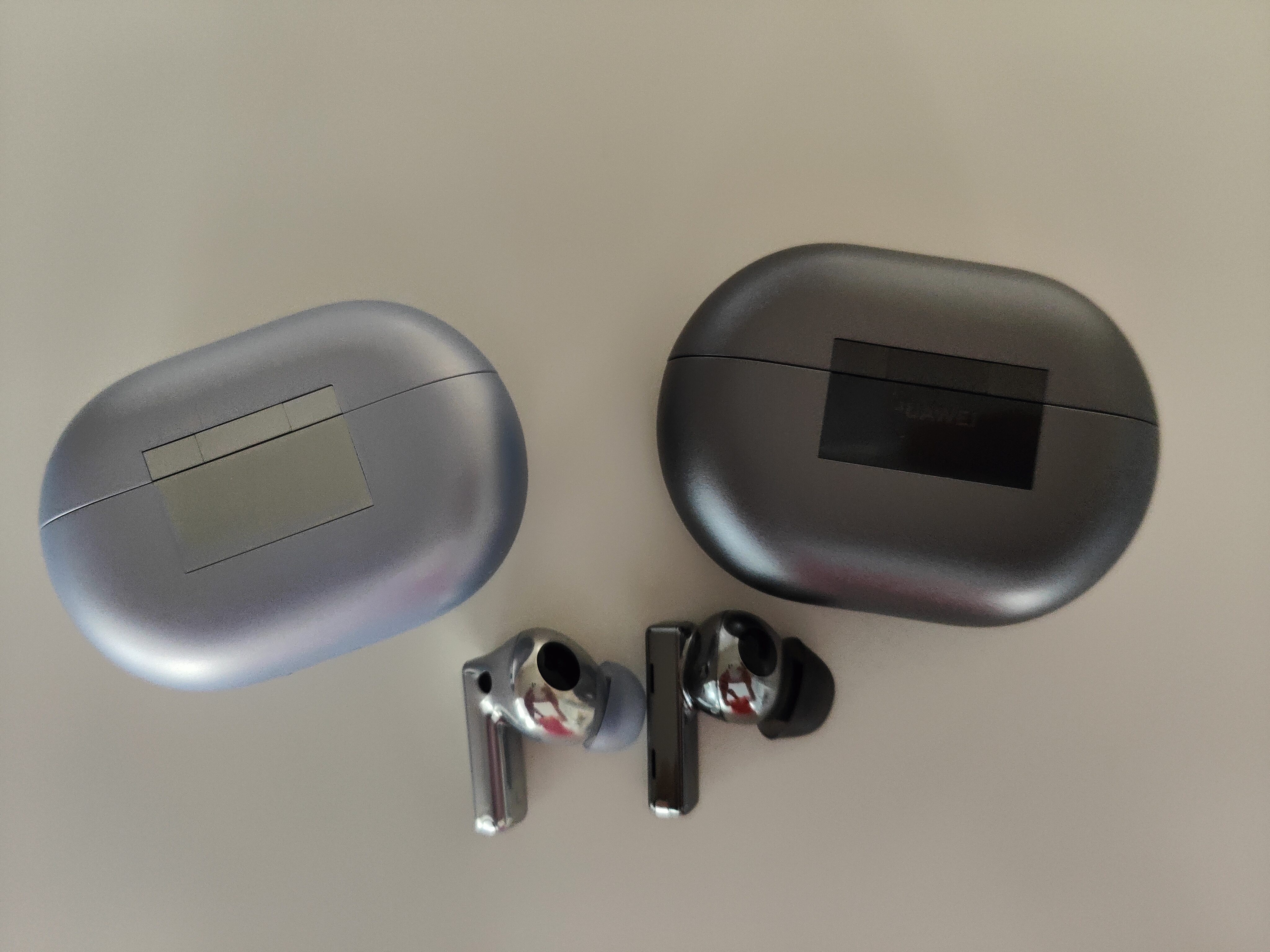 Die Huawei FreeBuds 2 Pro im Grössenvergleich mit den FreeBuds Pro