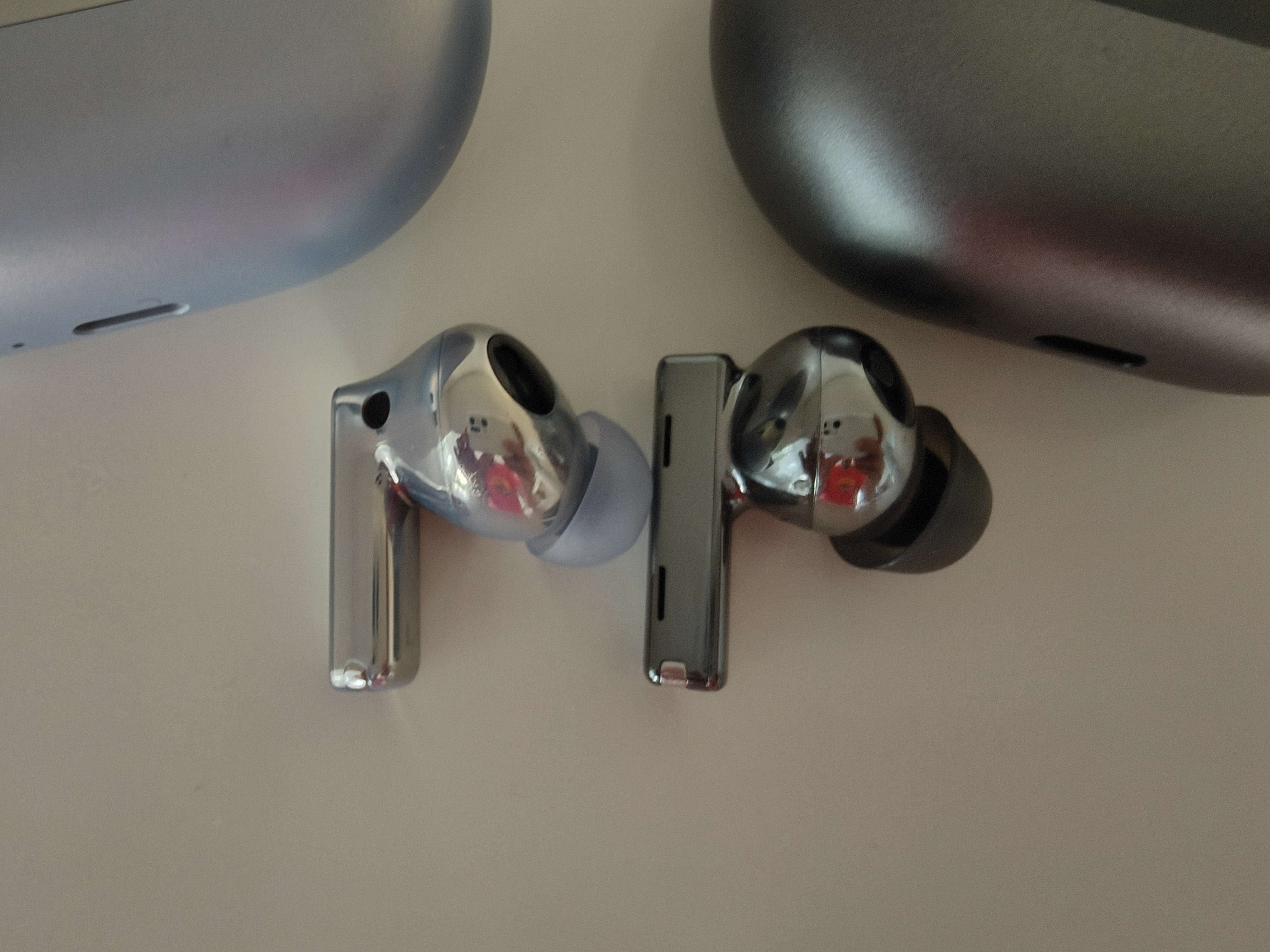 Grössenvergleich der FreeBuds Pro 2 und FreeBuds Pro