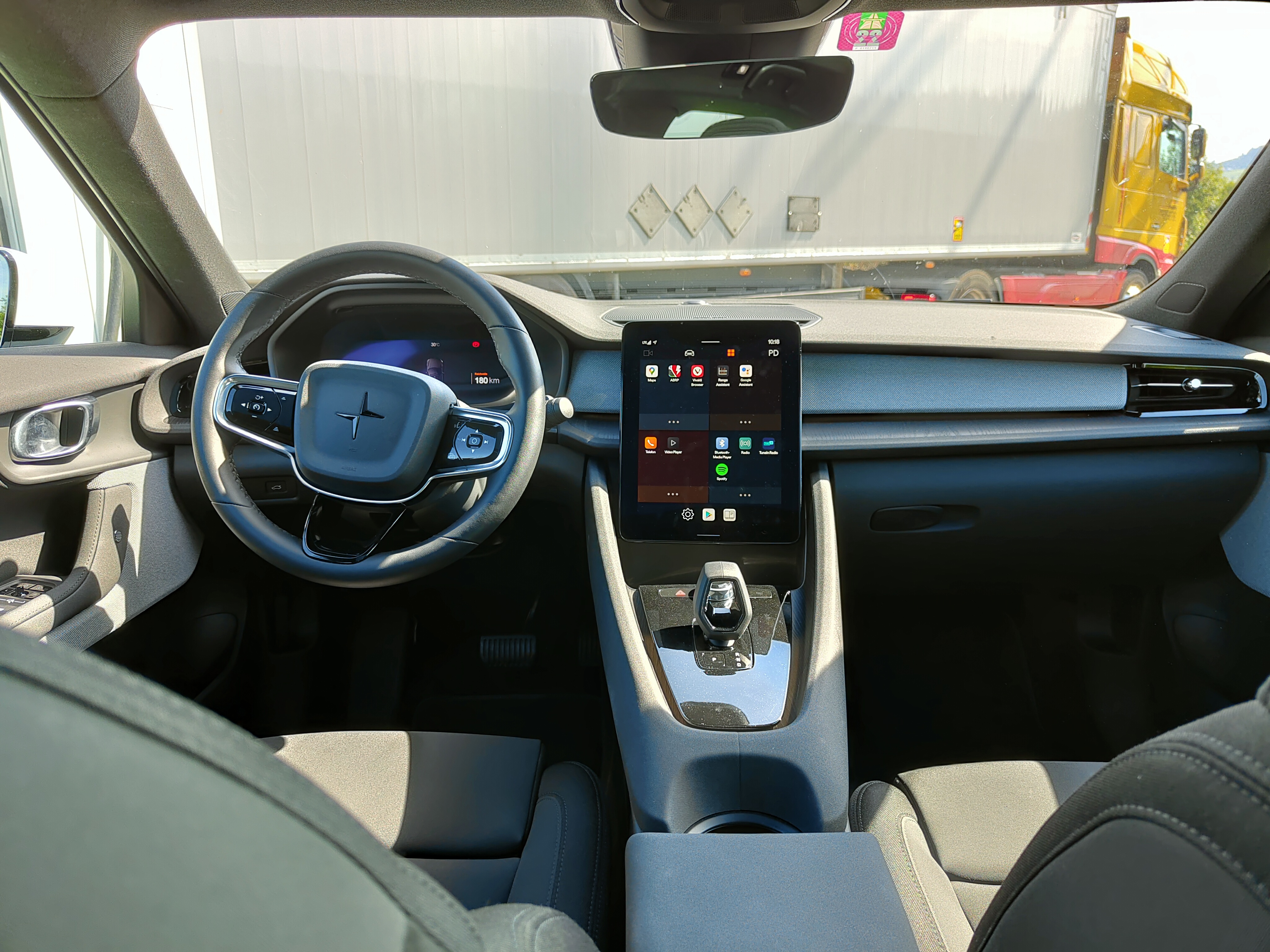 Polestar 2 Standard Range Single Motor im ausführlichen Test: Interieur und Cockpit.