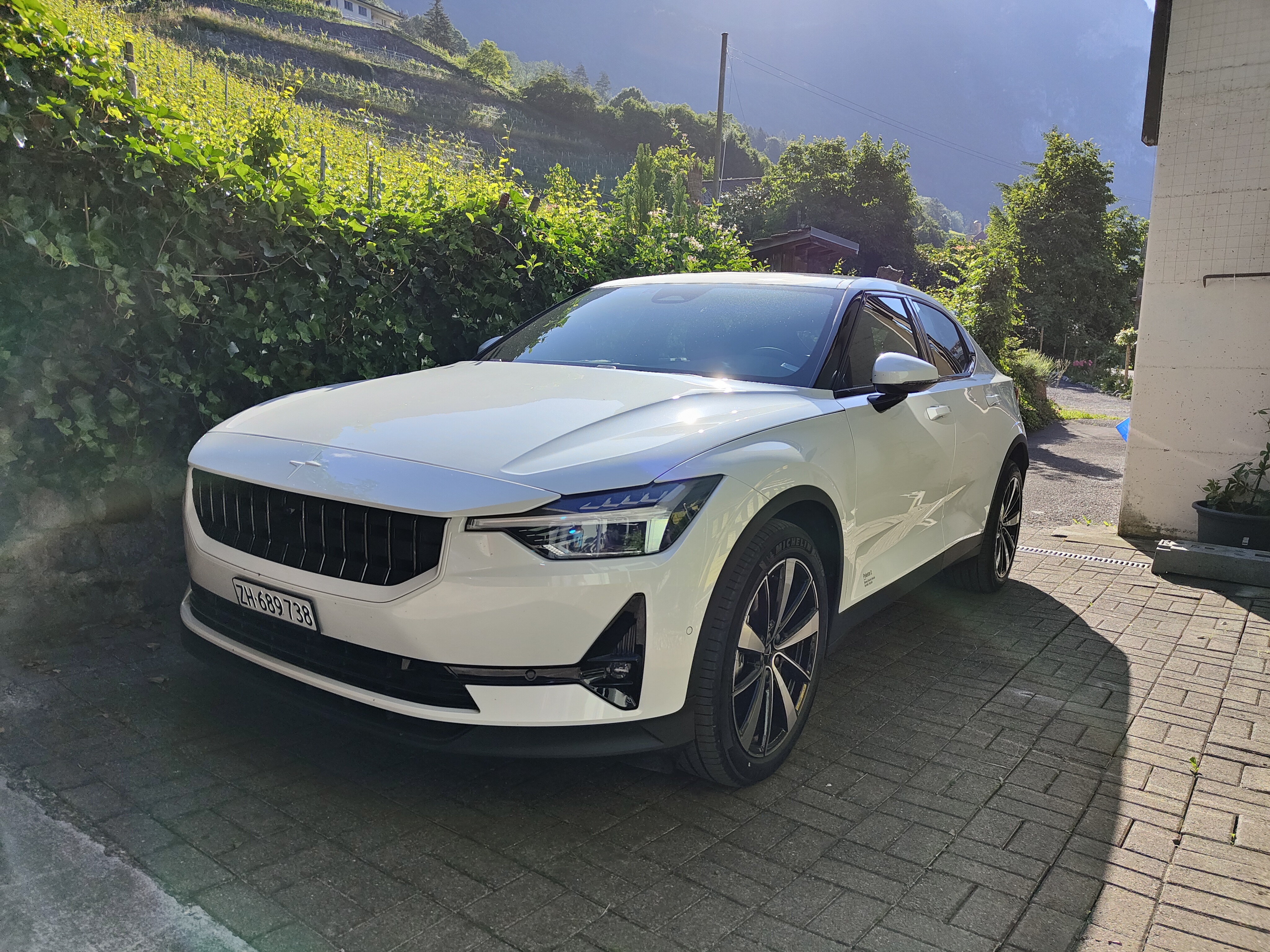 Polestar 2 Standard Range Single Motor im ausführlichen Test: Dreiviertelansicht.