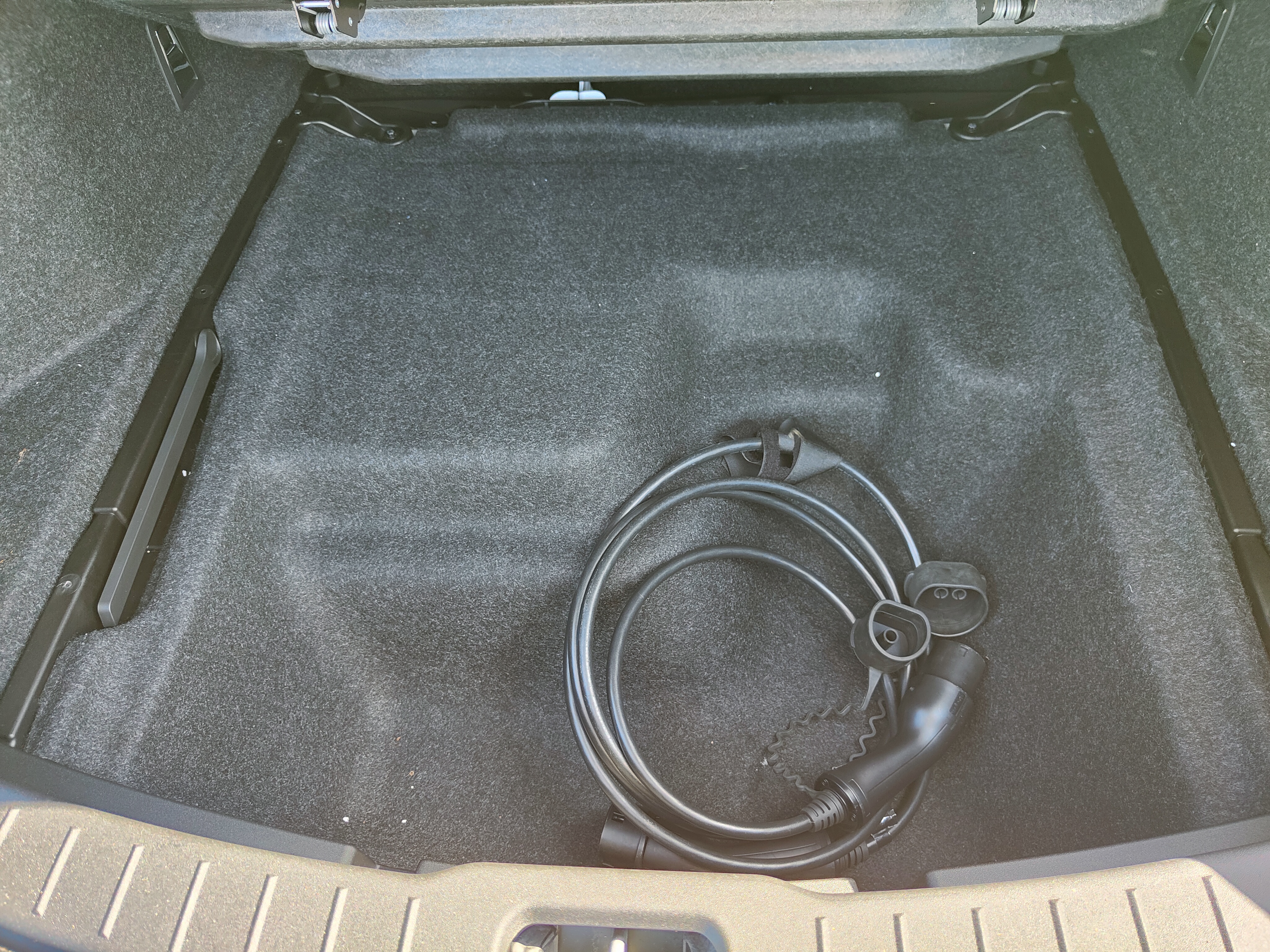 Polestar 2 Standard Range Single Motor im ausführlichen Test: Ladekabel ist im Kofferraum untergebracht.