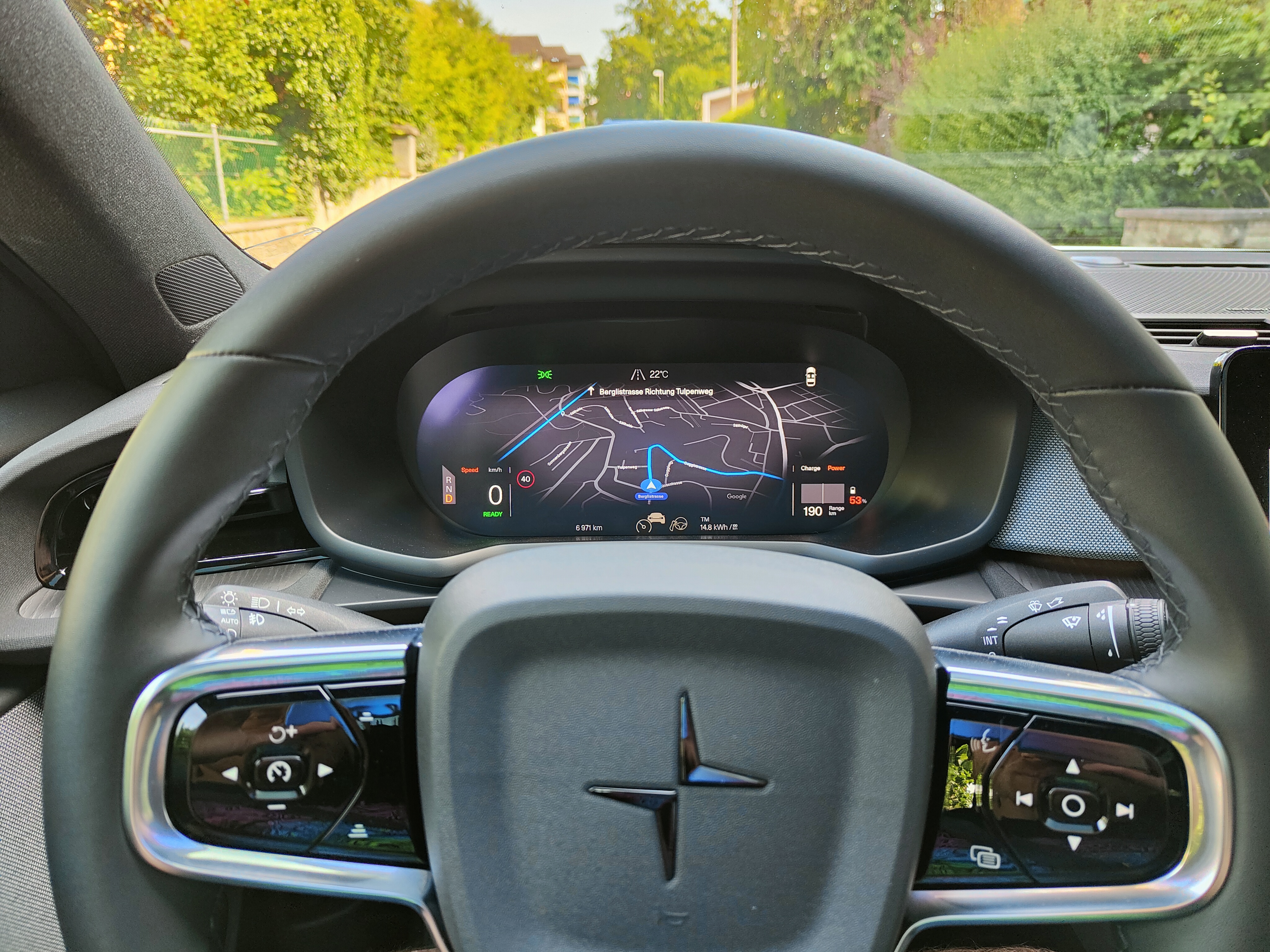 Polestar 2 Standard Range Single Motor im ausführlichen Test: Lenkrad mit Navigation.