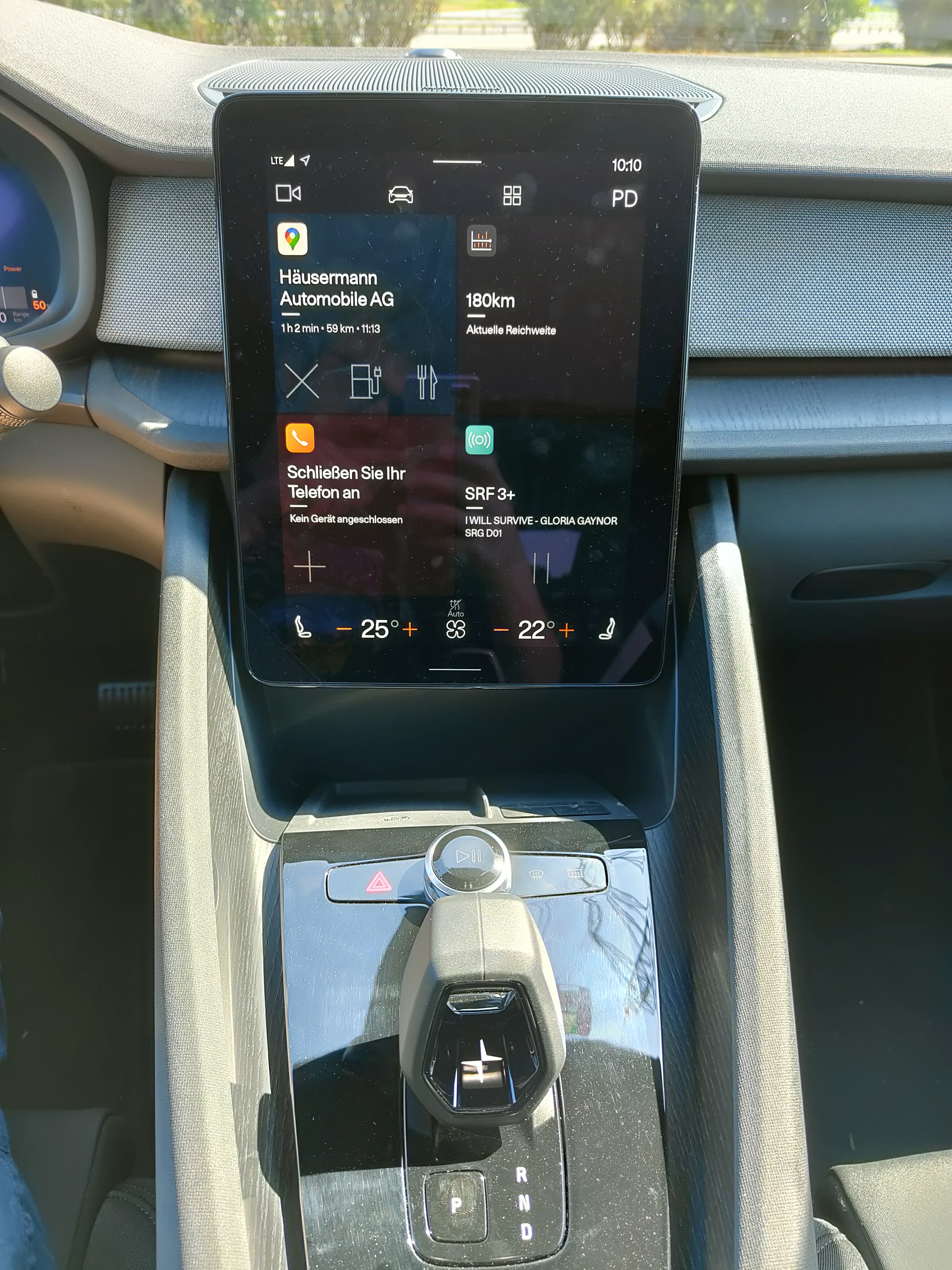 Polestar 2 Standard Range Single Motor im ausführlichen Test: Apps und Schalthebel.