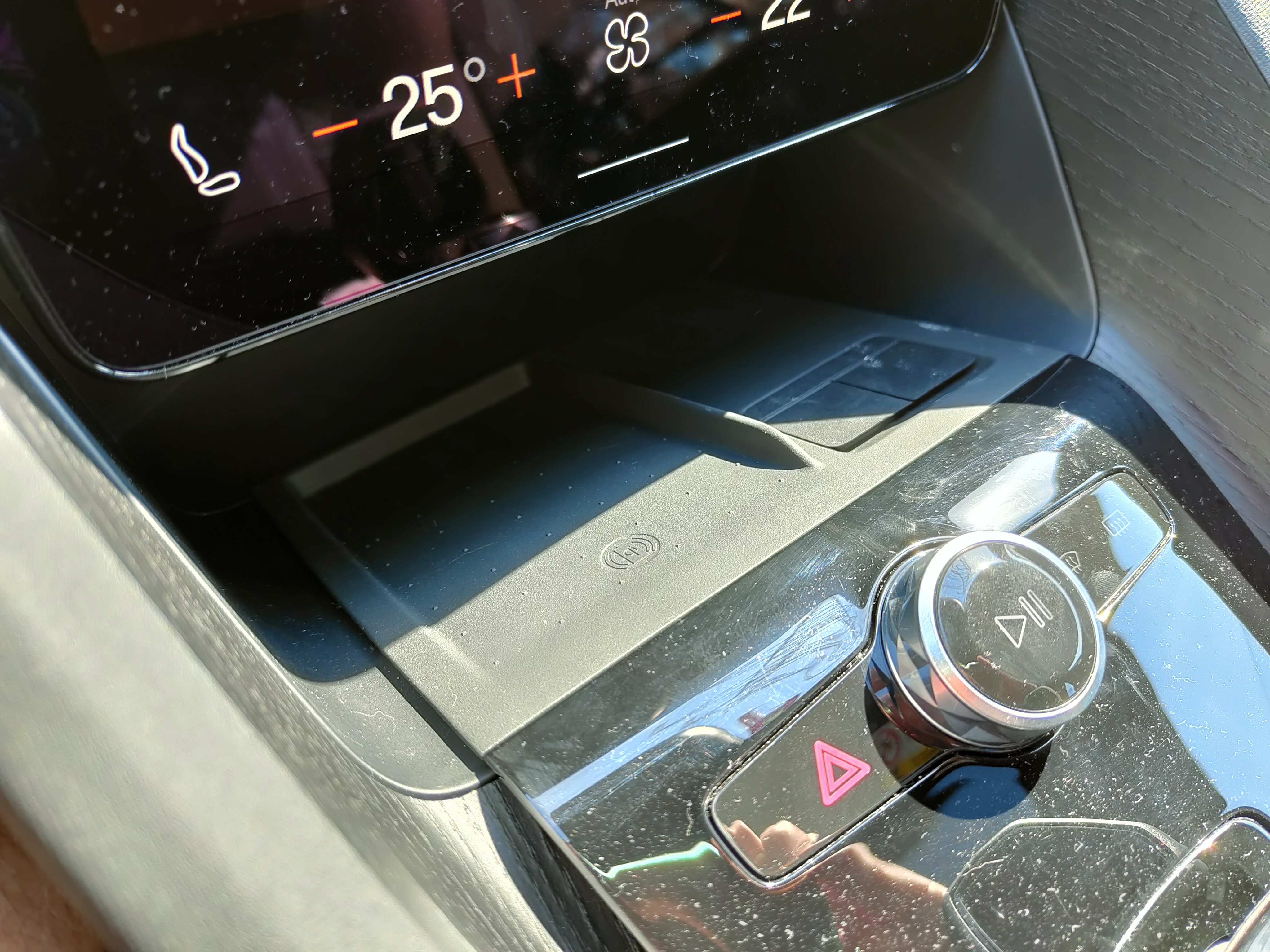 Polestar 2 Standard Range Single Motor im ausführlichen Test: Pannenblinker und Audiokontrolle in einem.