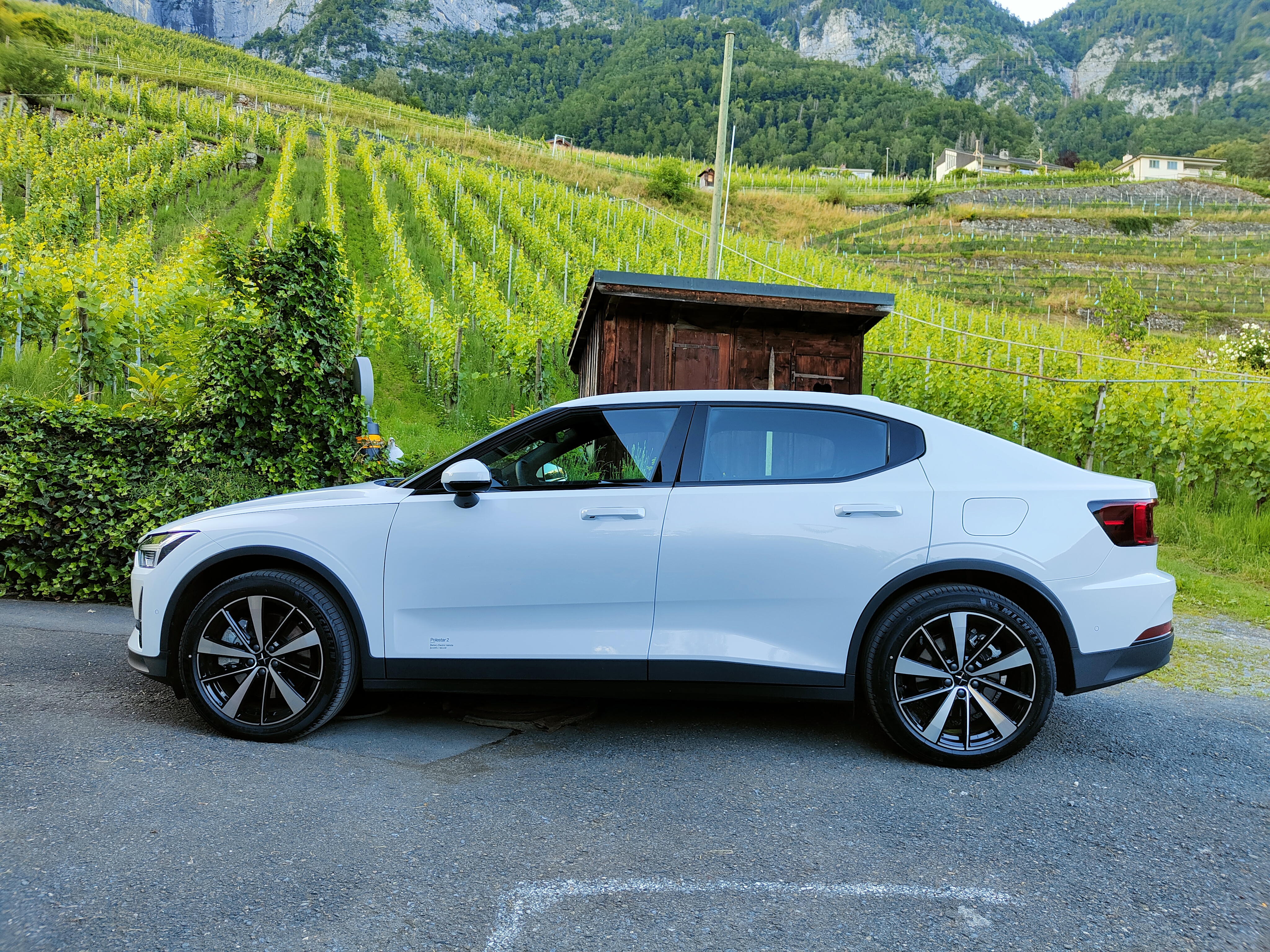Polestar 2 Standard Range Single Motor im ausführlichen Test: Seitenansicht des Elektorautos.