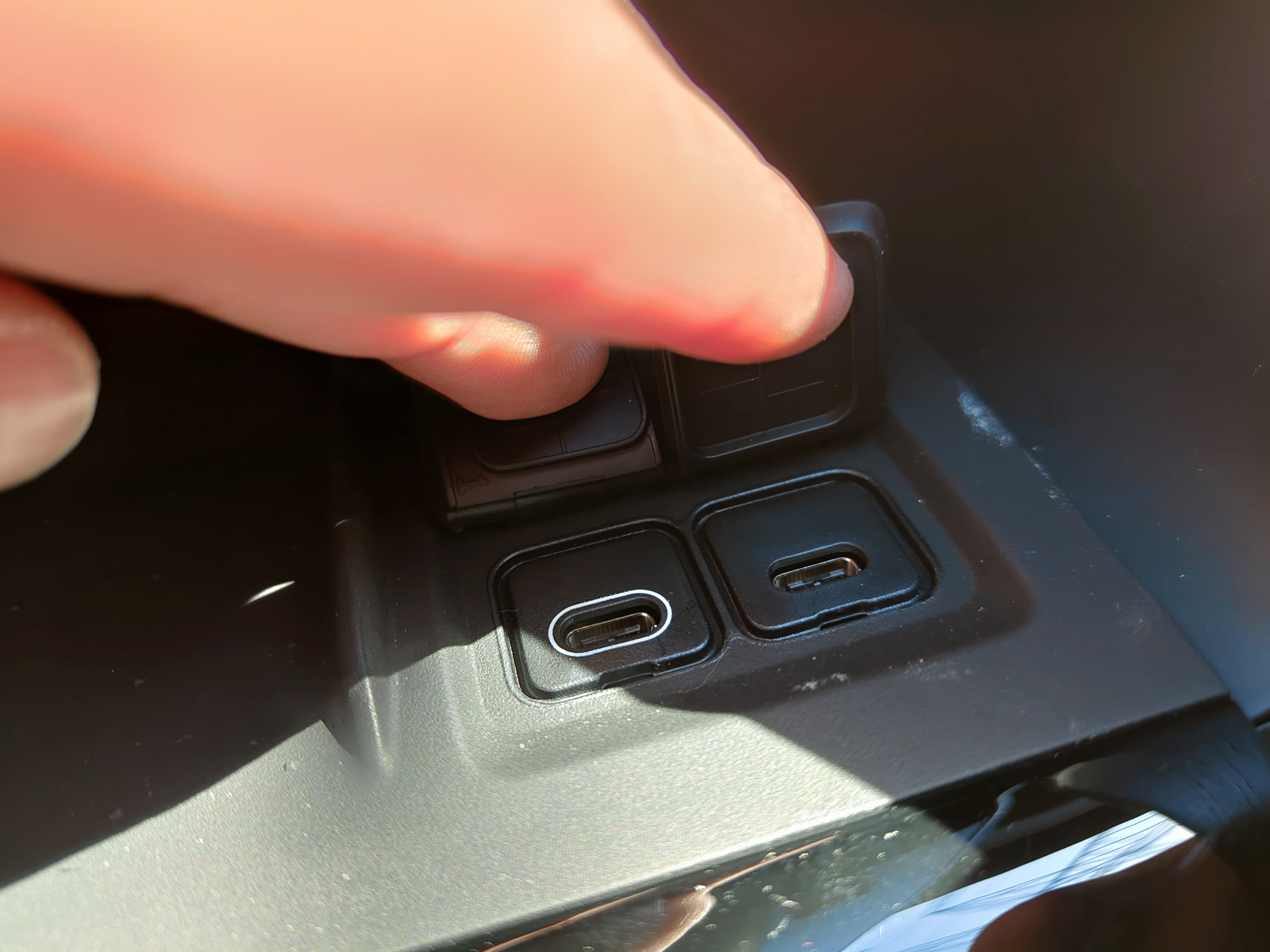 Polestar 2 Standard Range Single Motor im ausführlichen Test: USB-C-Anschlüsse.