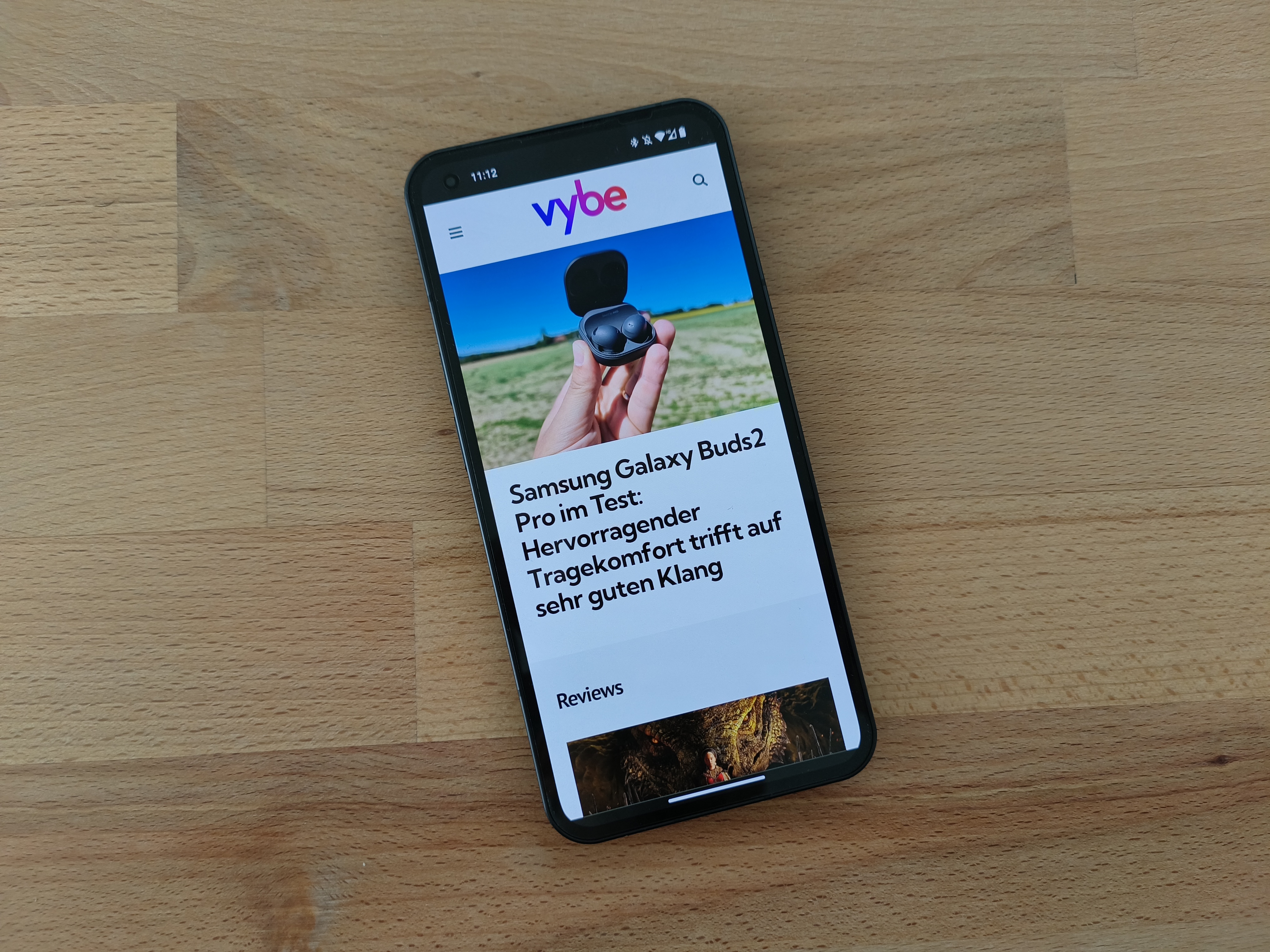 Das Nothing Phone 1 mit symmetrischen Displayränder
