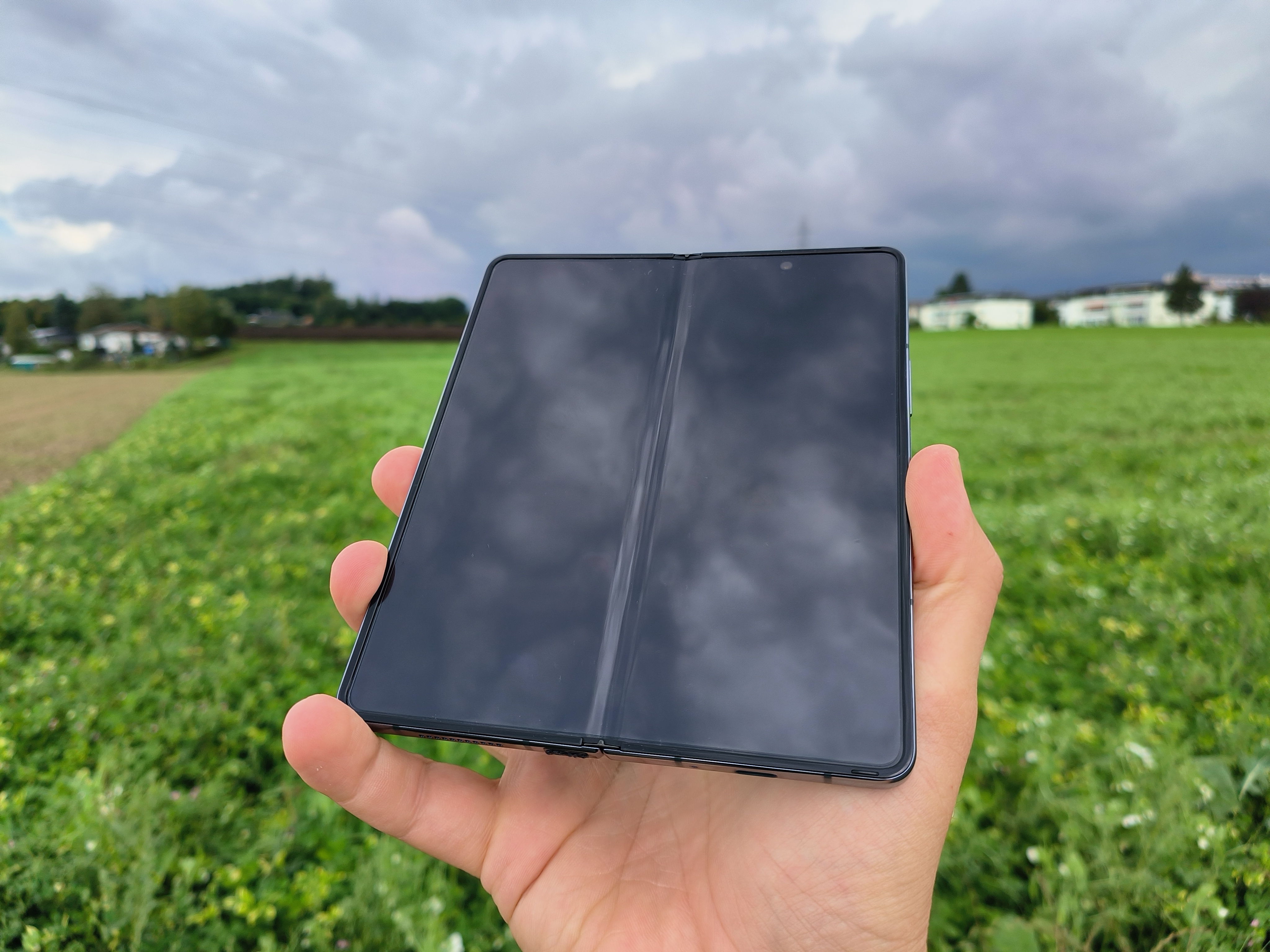 Samsung Galaxy Z Fold4 mit geöffnetem Display