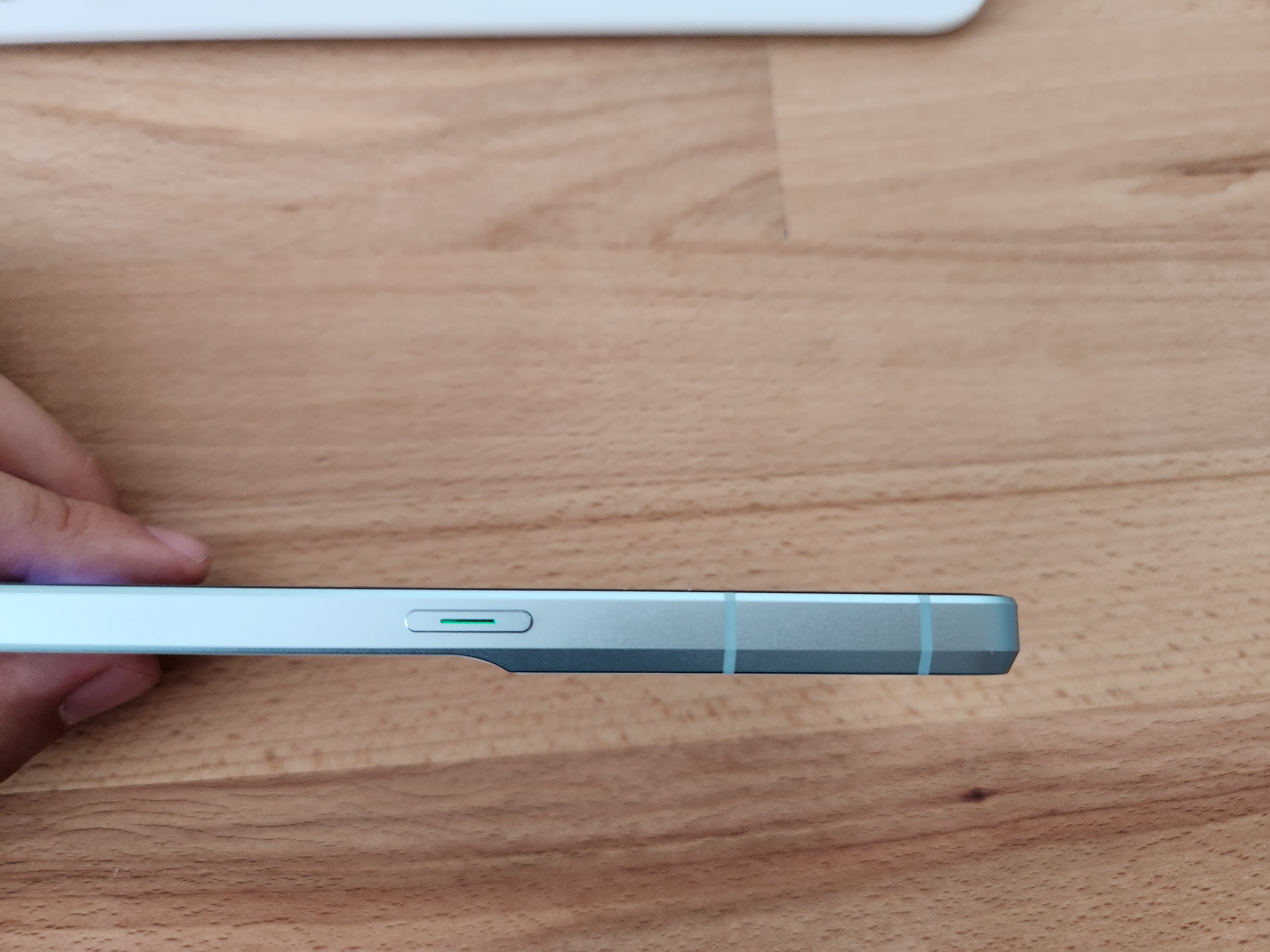 Oppo Reno8 Pro Seitenansicht mit Kamerabuckel