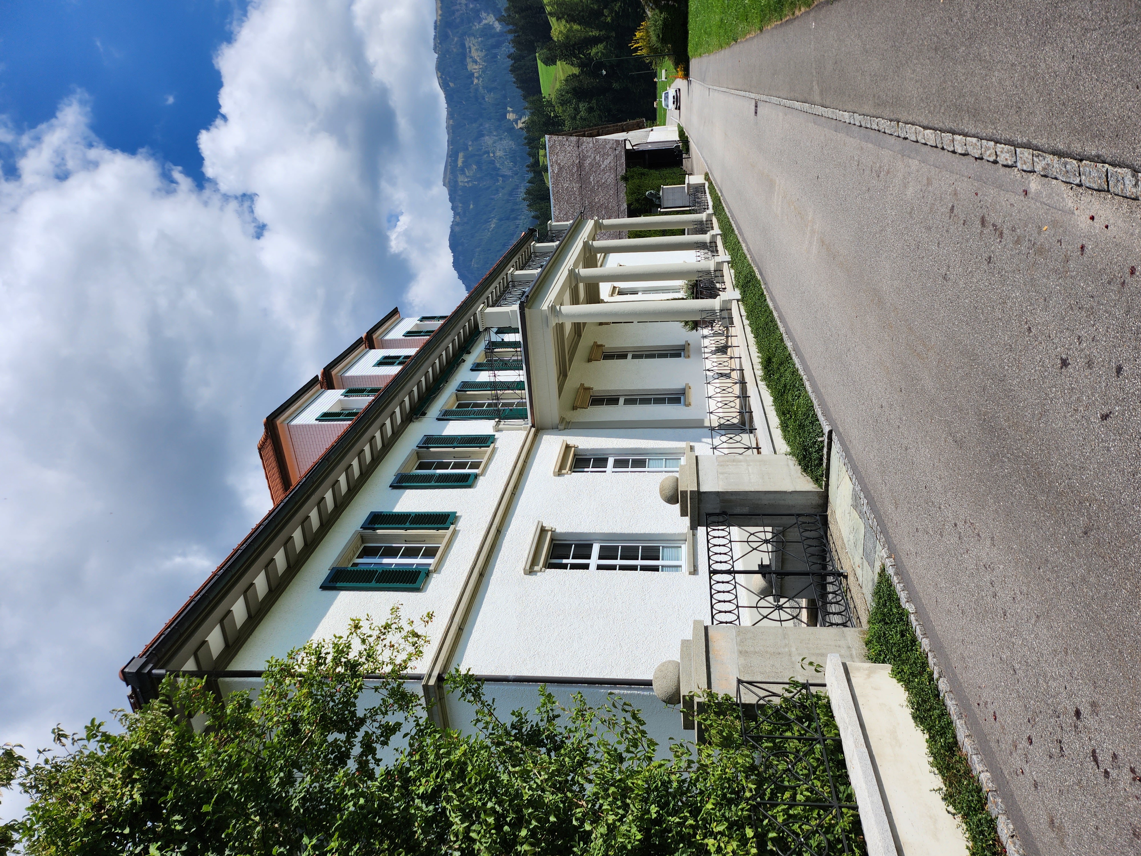 Samsung Galaxy Z Flip 4 Kamera-Test: Landschaftsaufnahme mit Häusern.