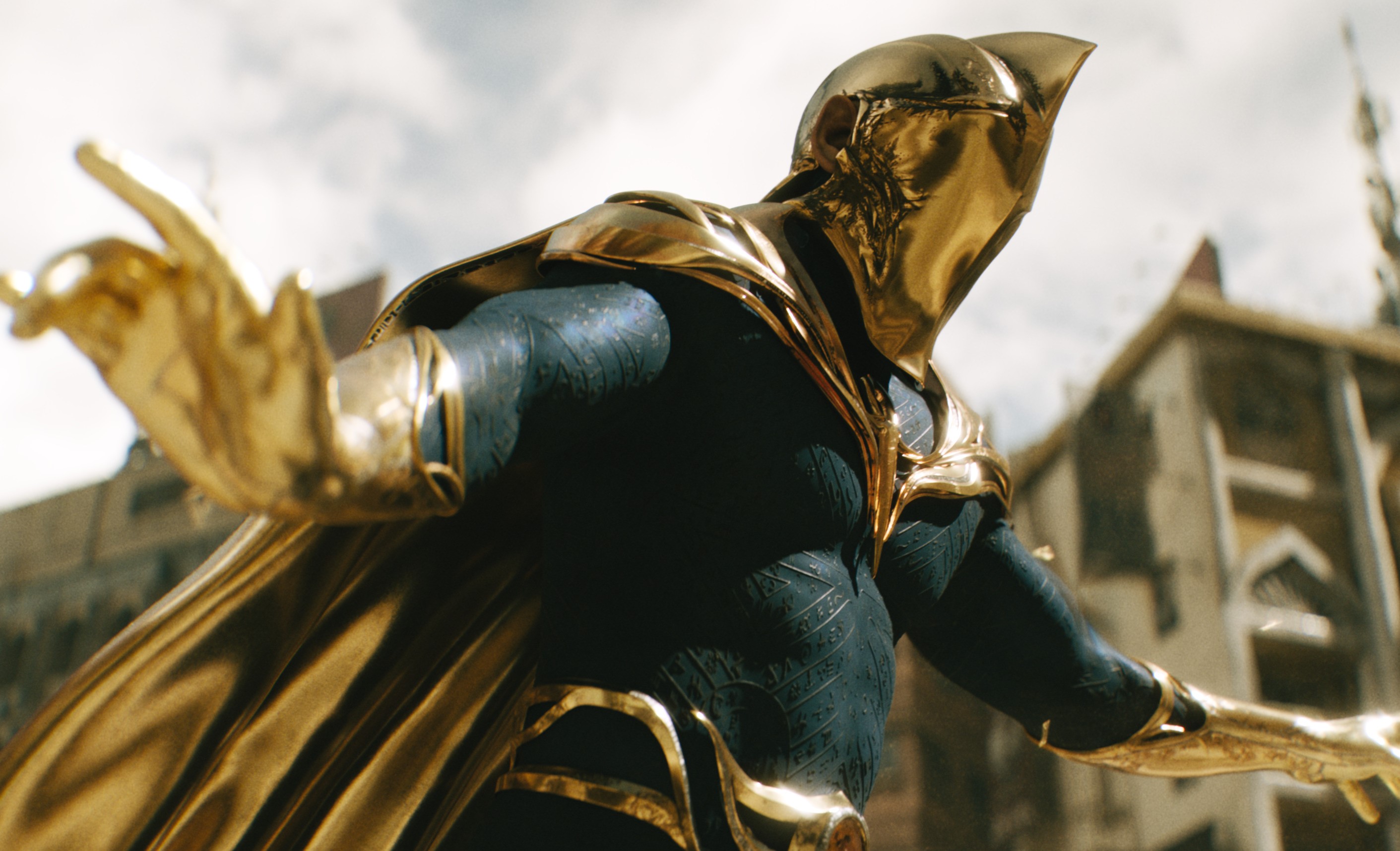 Doctor Fate, gespielt von Pierce Brosnan, in Black Adam.