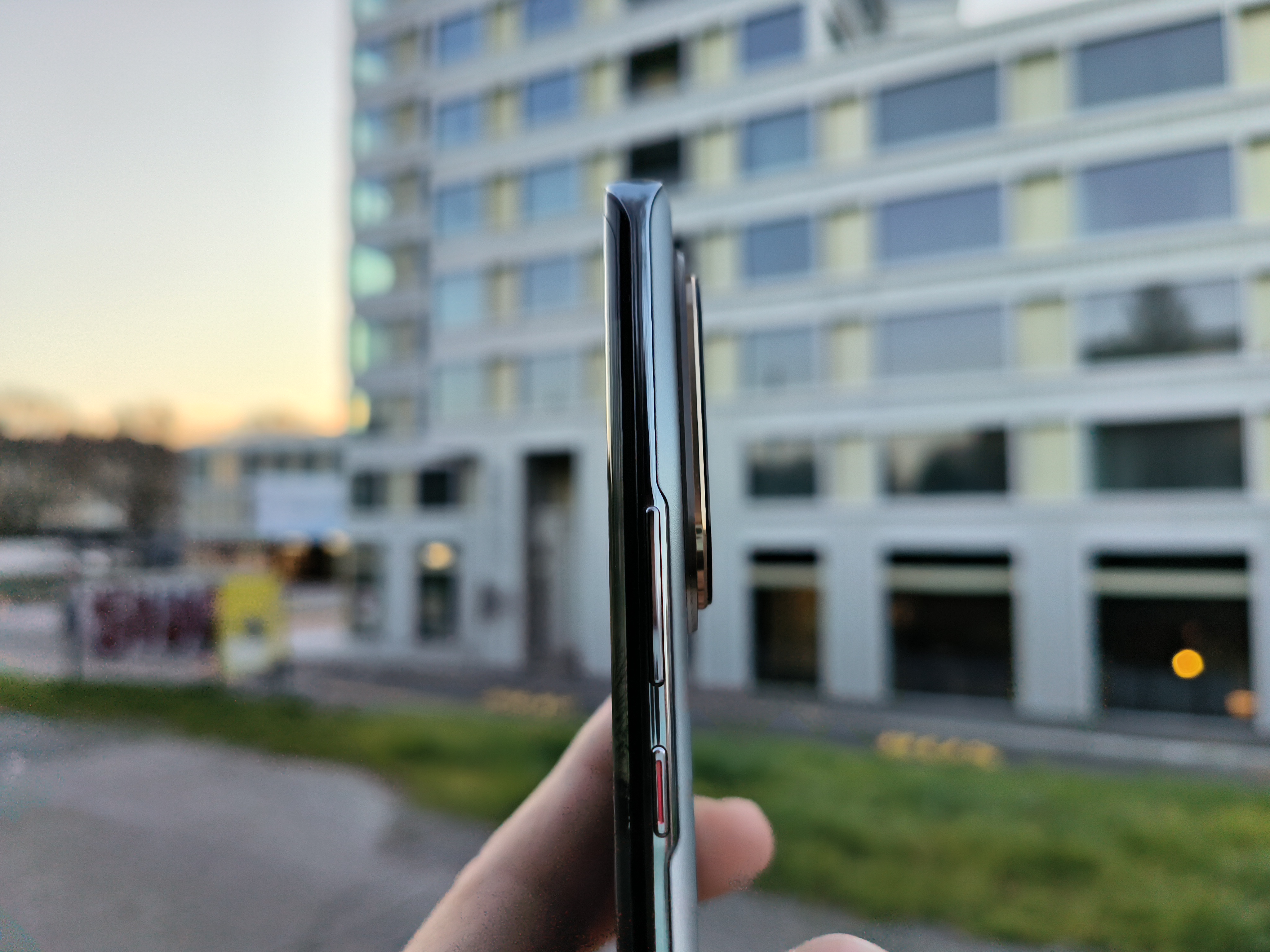 Die Lautstärke-Wippe und Power-Button sind beide rechts