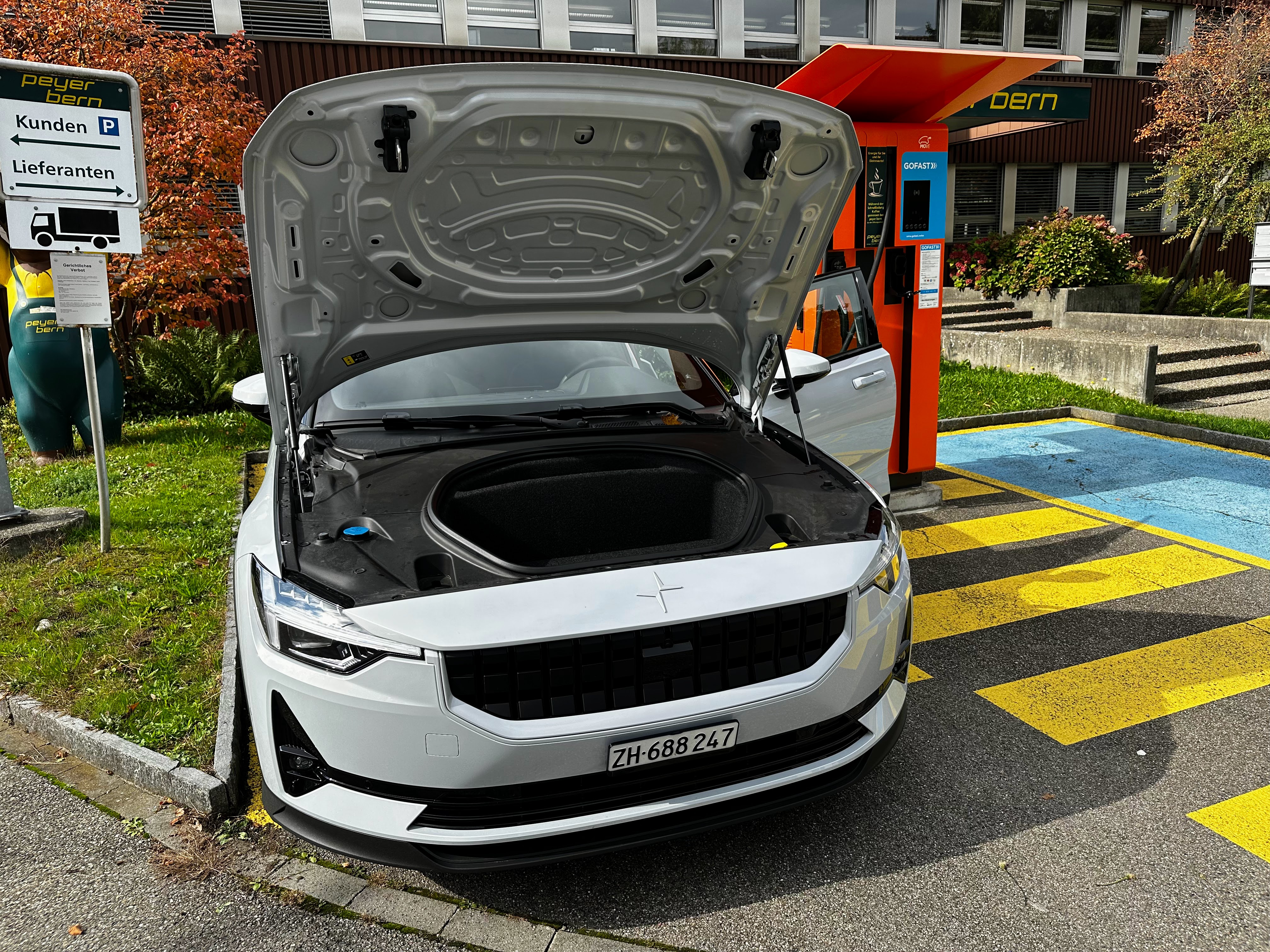 Im Frunk hat es genügend Platz für das Ladekabel