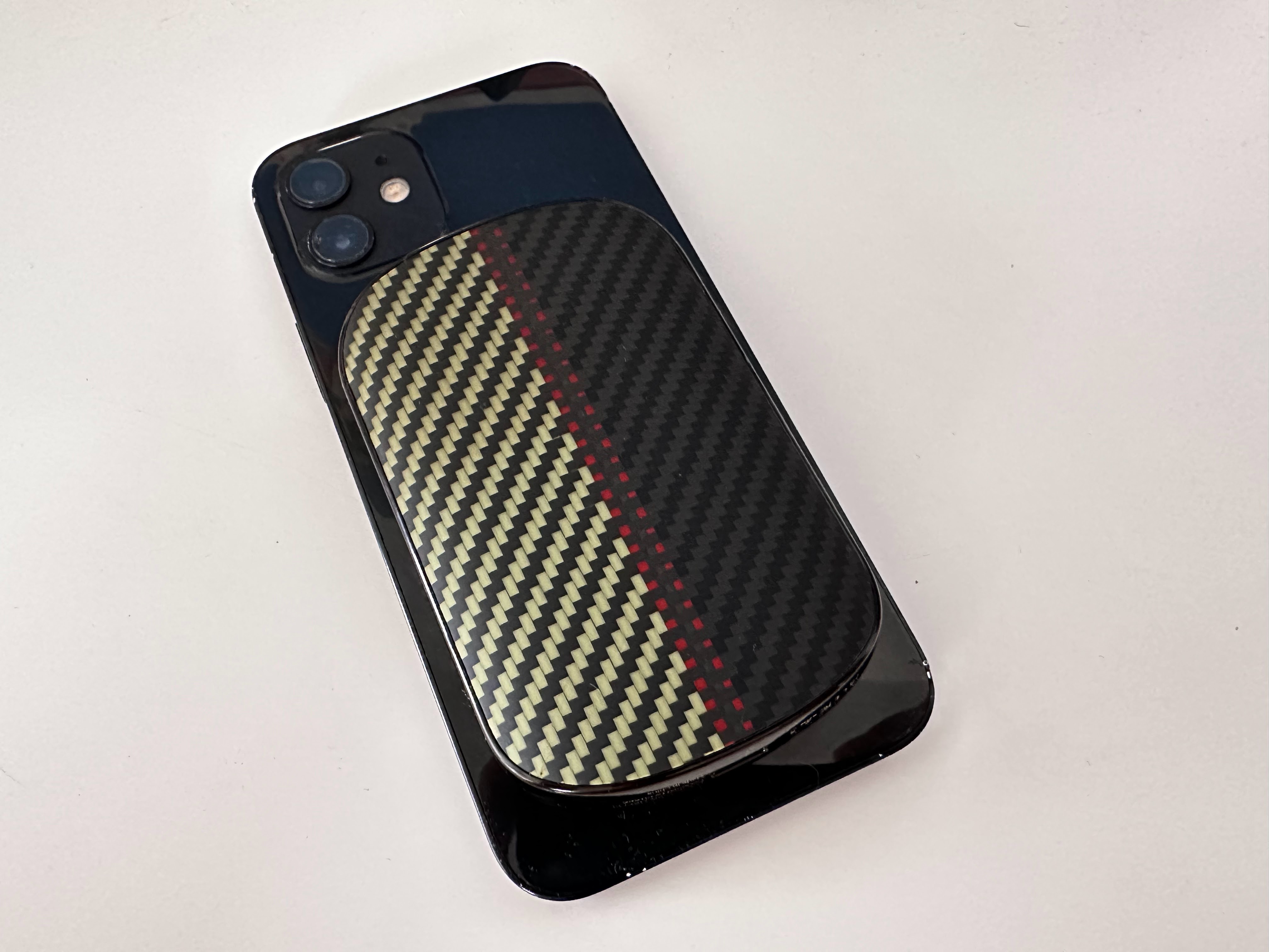 PITAKA MagEZ Slider an einem iPhone 12