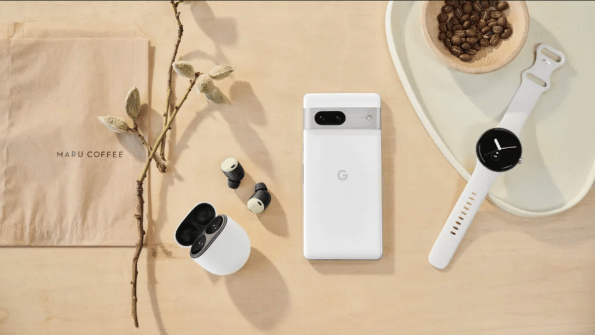 Das Pixel 7 Pro mit Kopfhörern und Smartwatch.