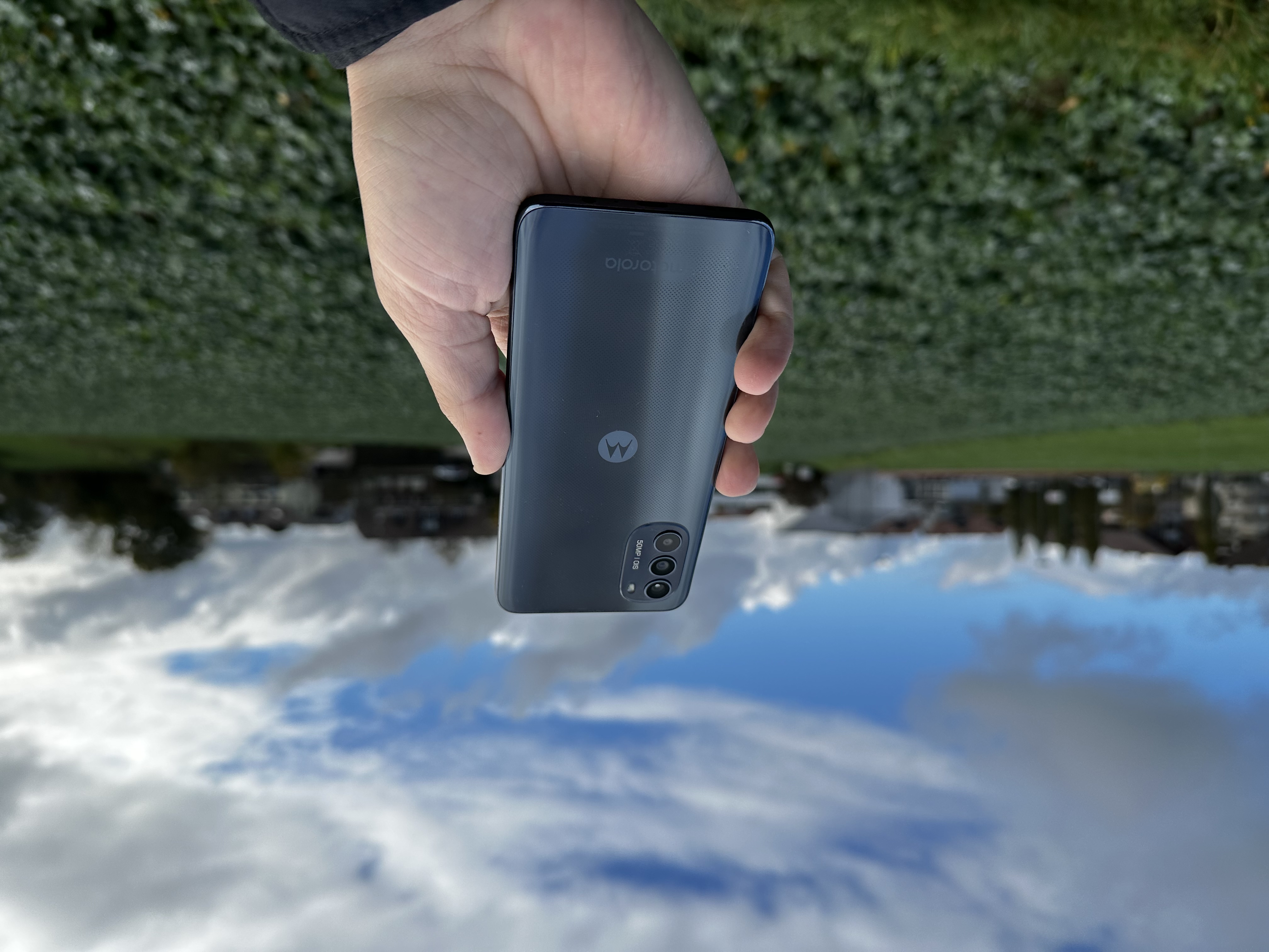 Die texturierte Rückseite des Motorola g82