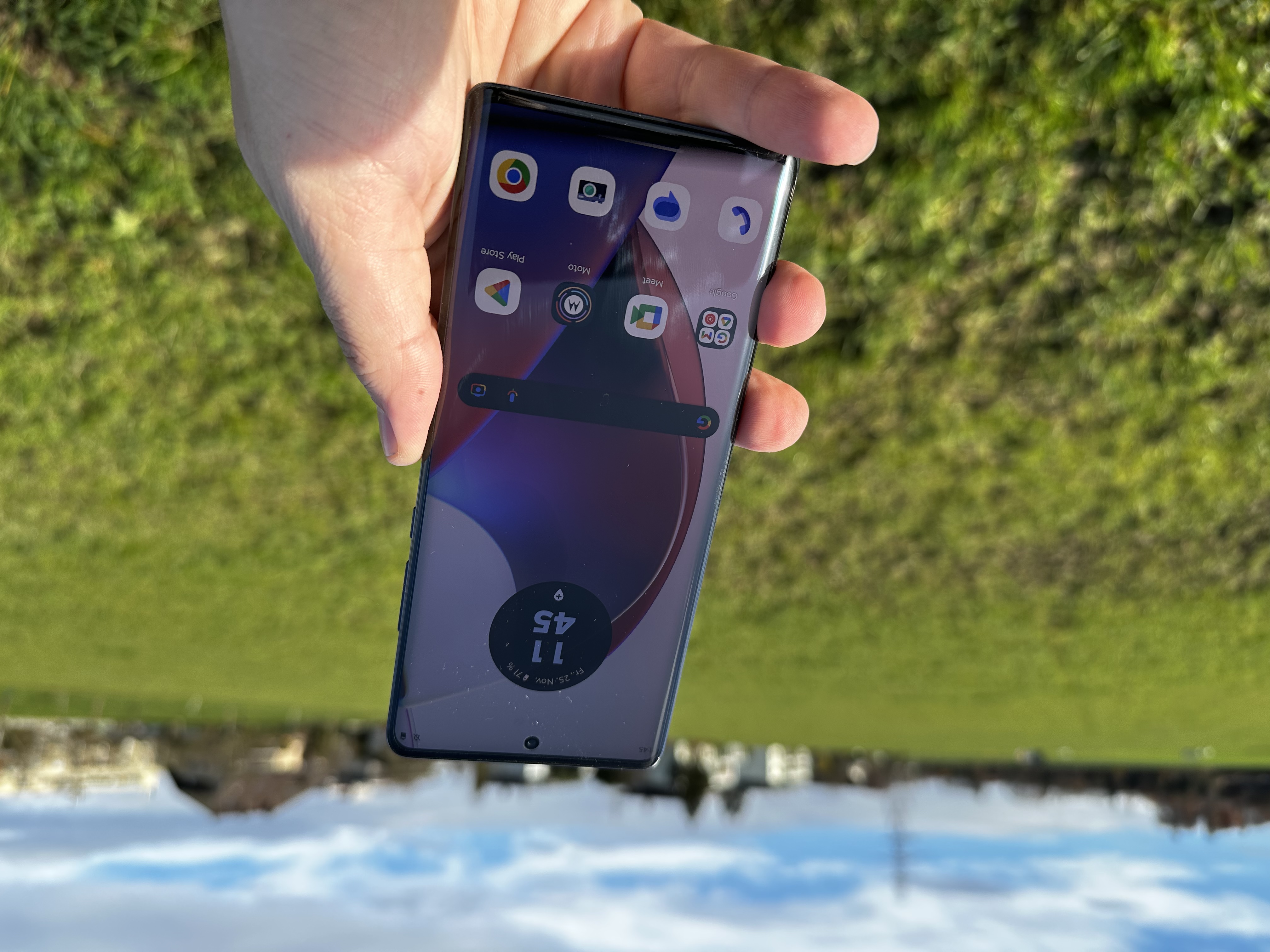 Vorderseite mit eingeschaltetem Display