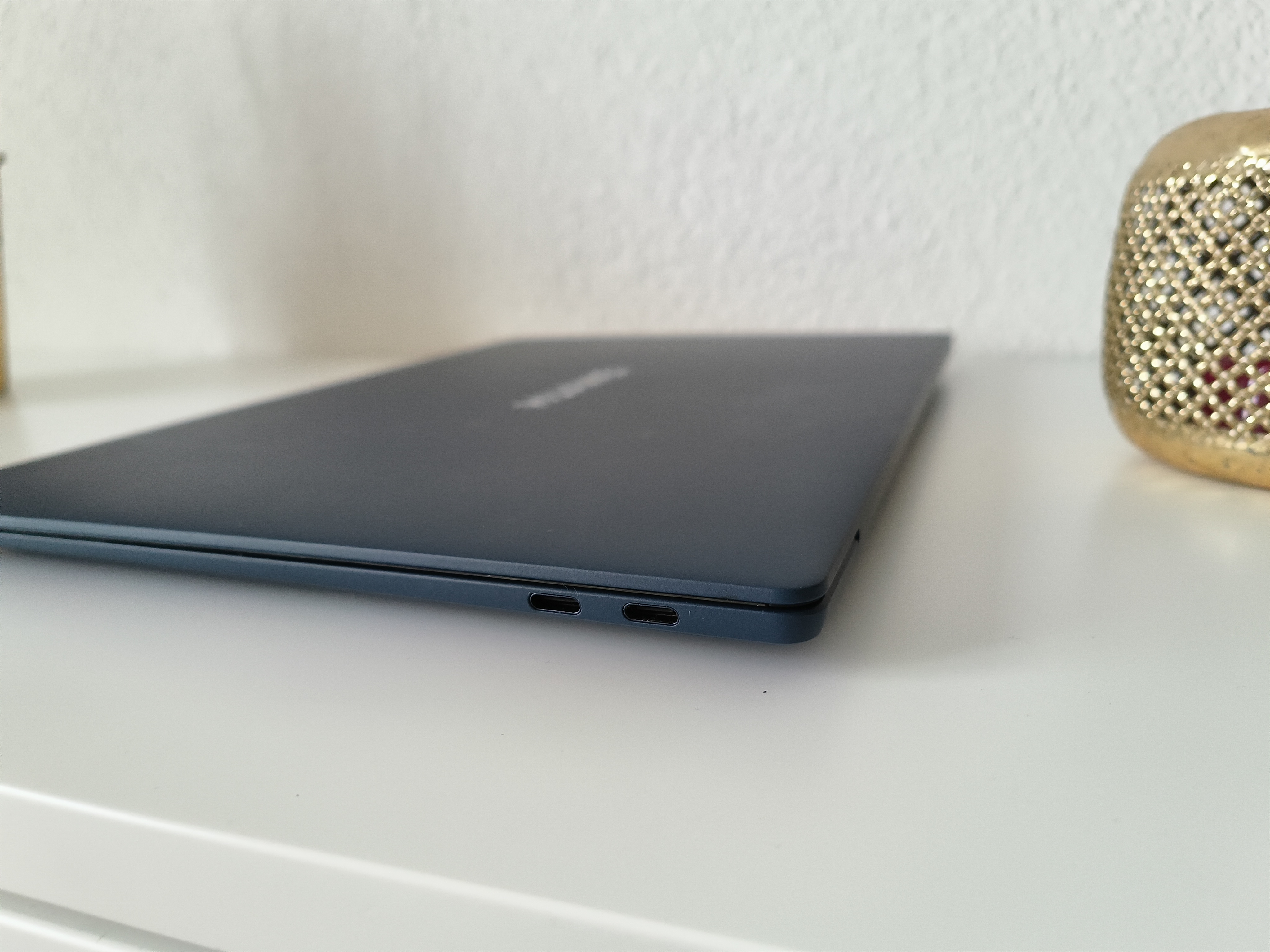 Rechts: Zwei USB-C-Anschlüsse