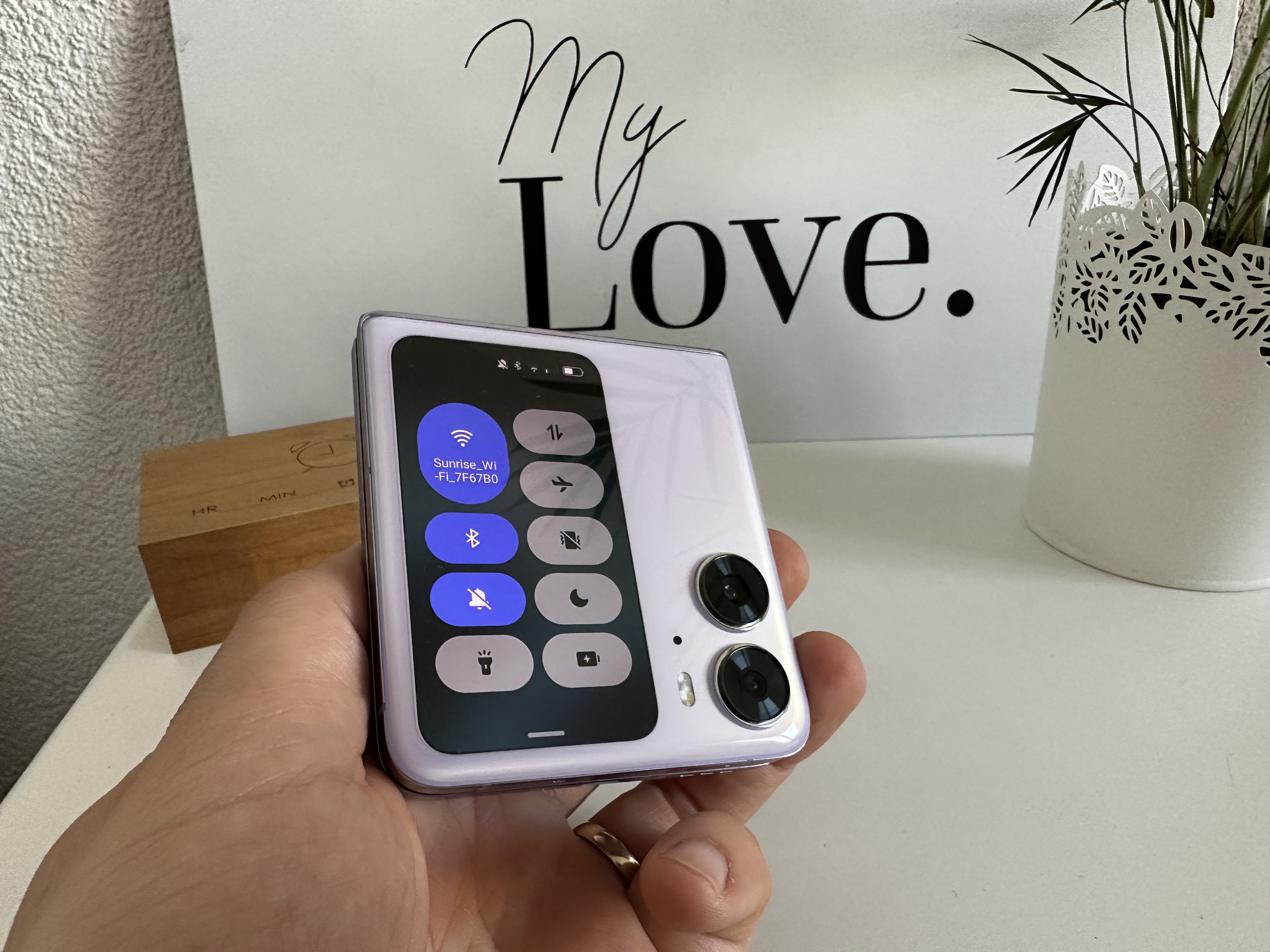 Die Quick-Settings auf dem Oppo Find N2 Flip