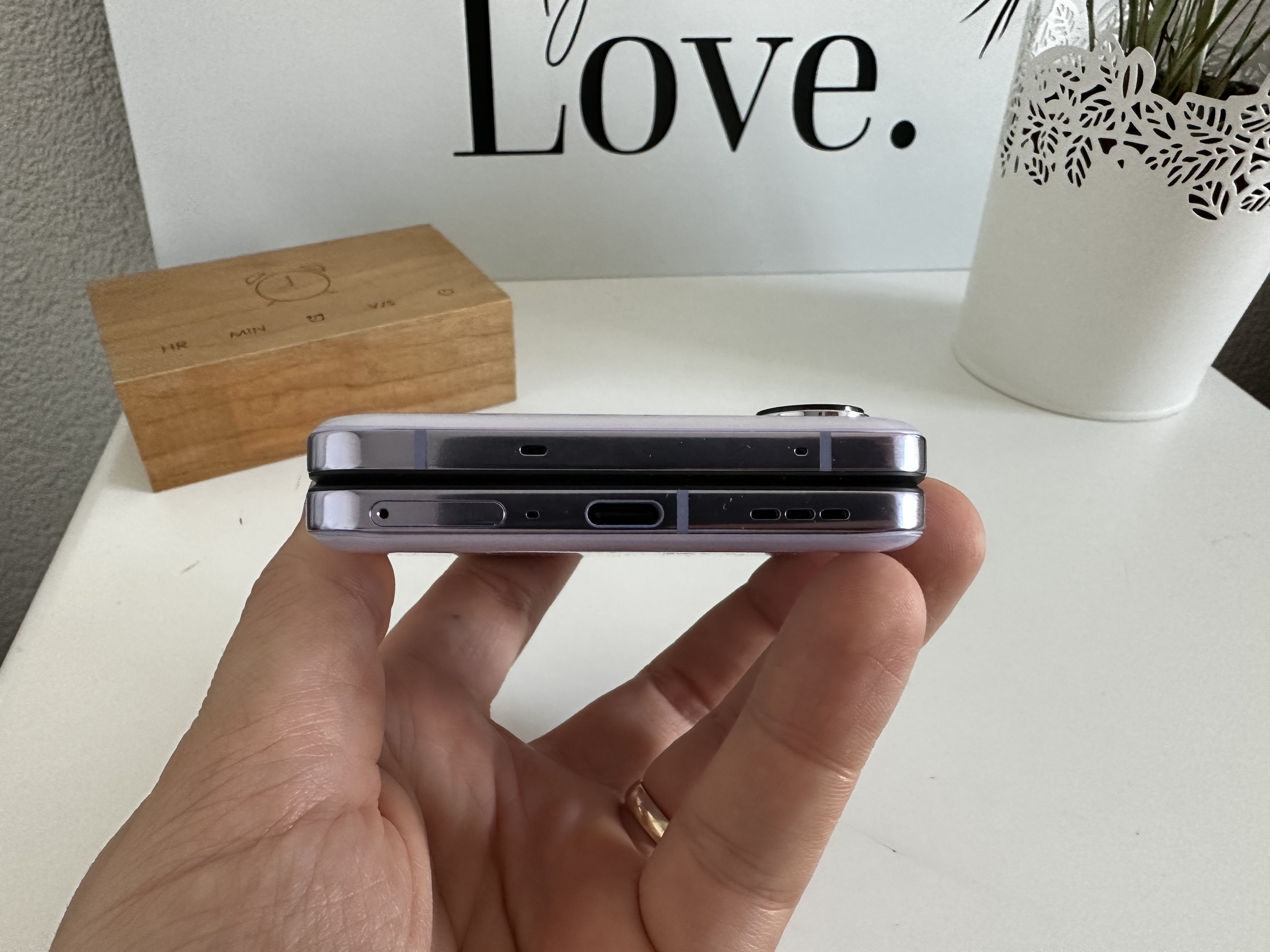 Das Oppo Find N2 Flip in geschlossenem Zustand