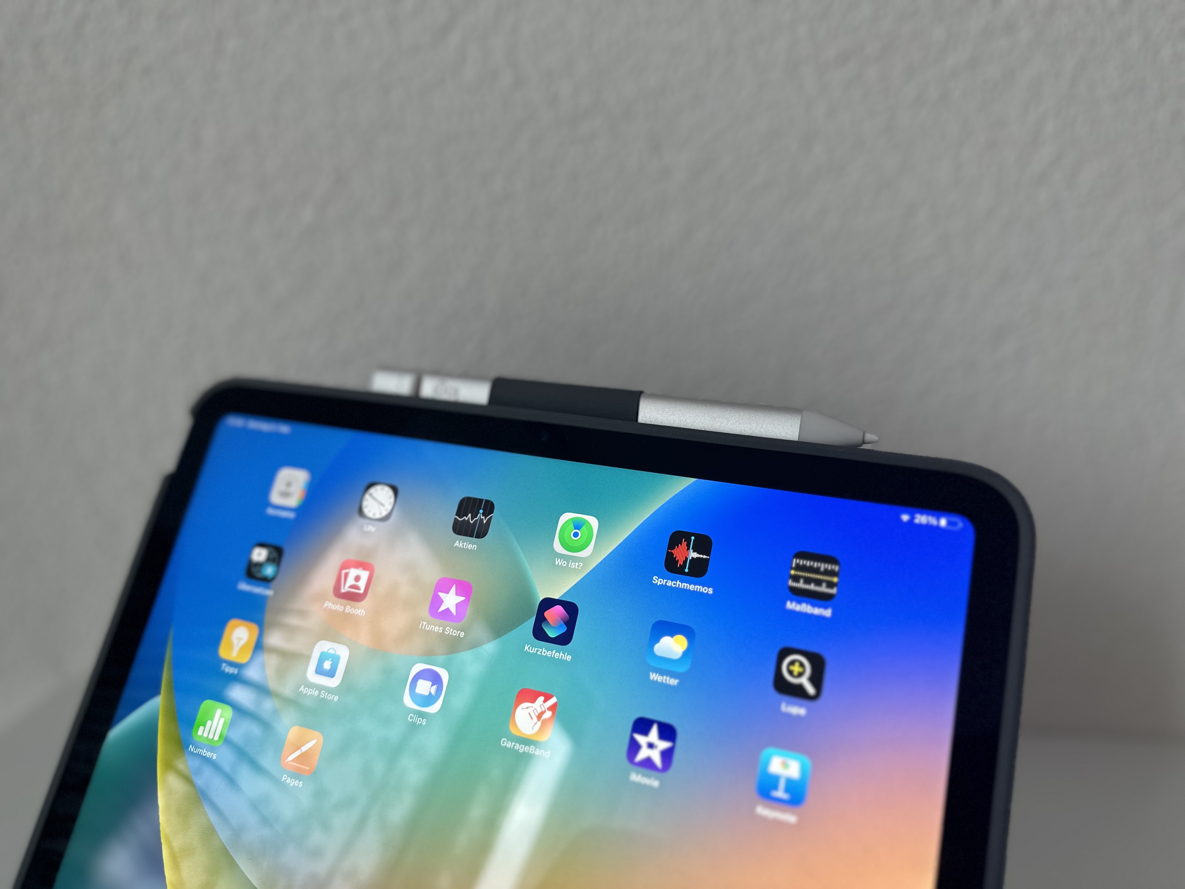 Auch der Apple Pencil oder Logitech Crayon kann dank Halterung überall mitgenommen werden. 