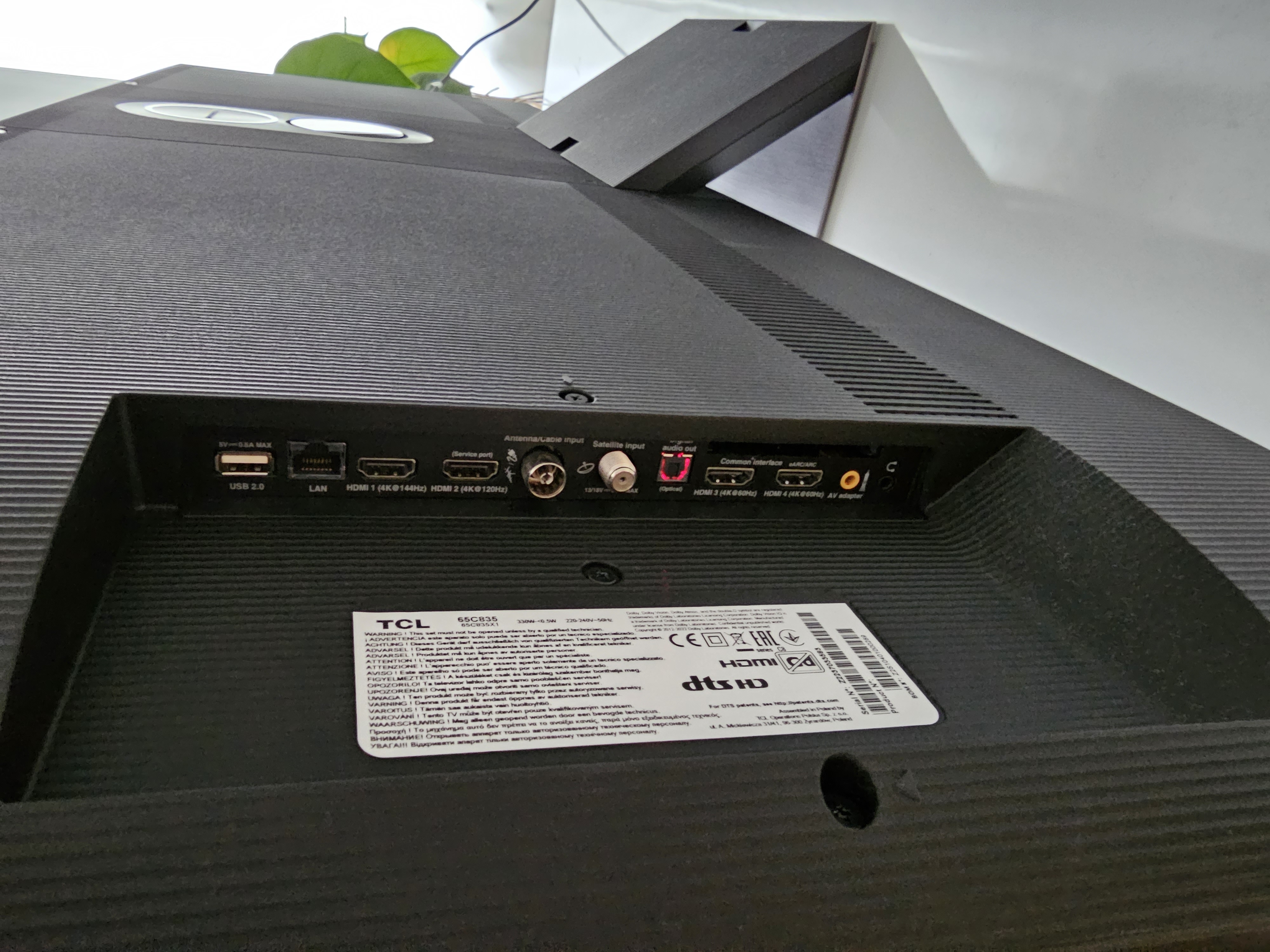 TCL C83 65 Zoll Fernseher im Test: die Anschlüsse.