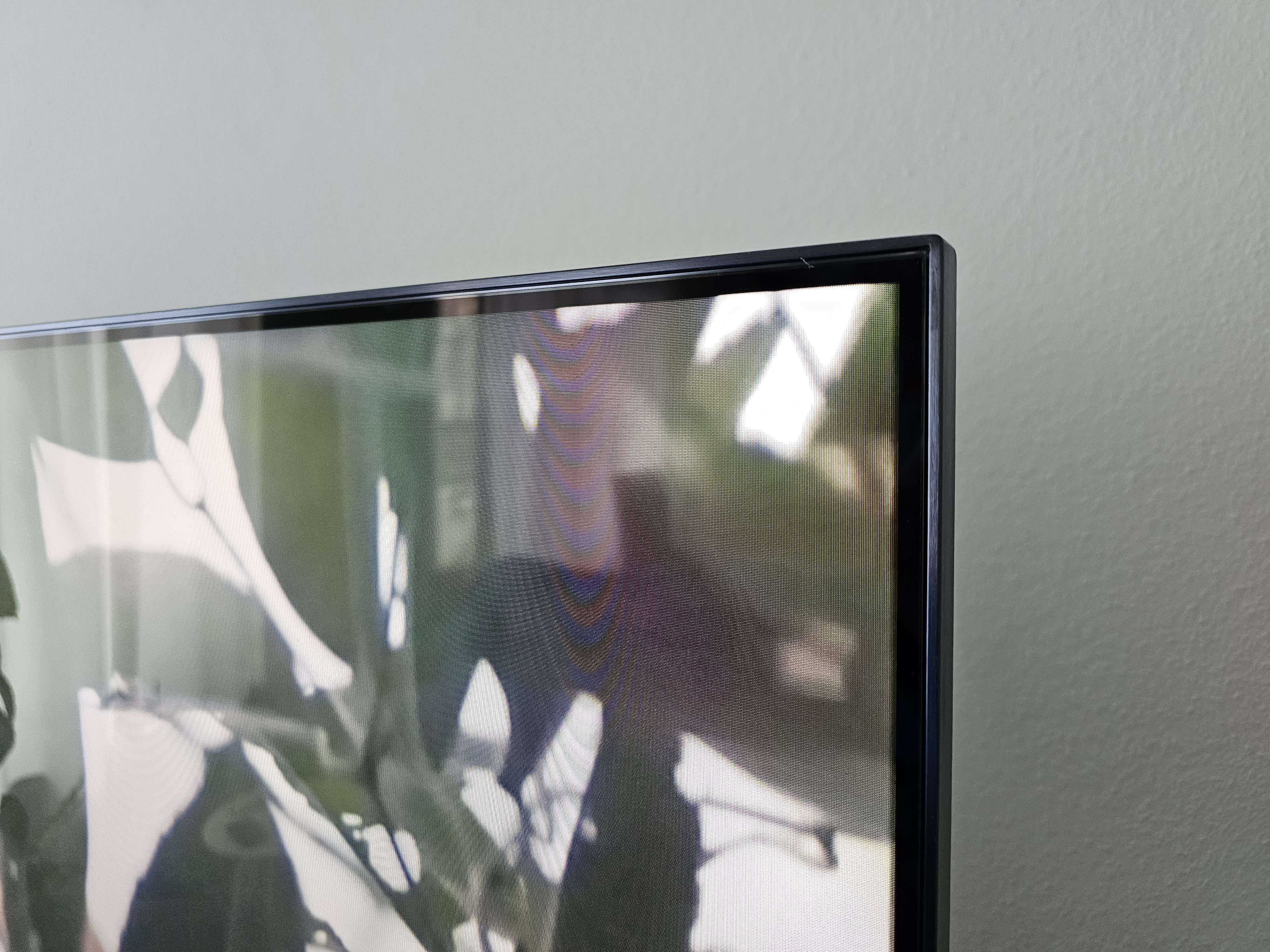 TCL C83 65 Zoll Fernseher im Test: der Rahmen.