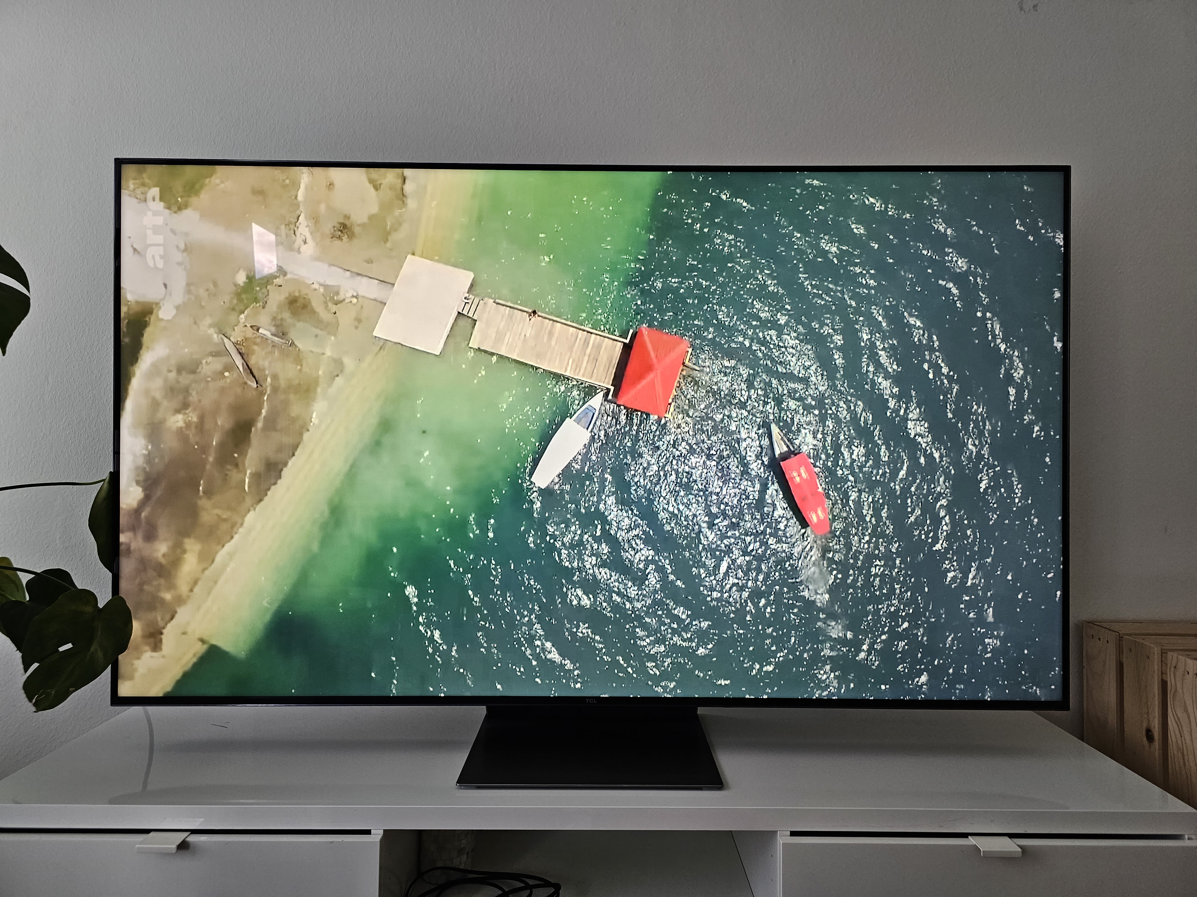 TCL C83 65 Zoll Fernseher im Test: die Spiegelungen.