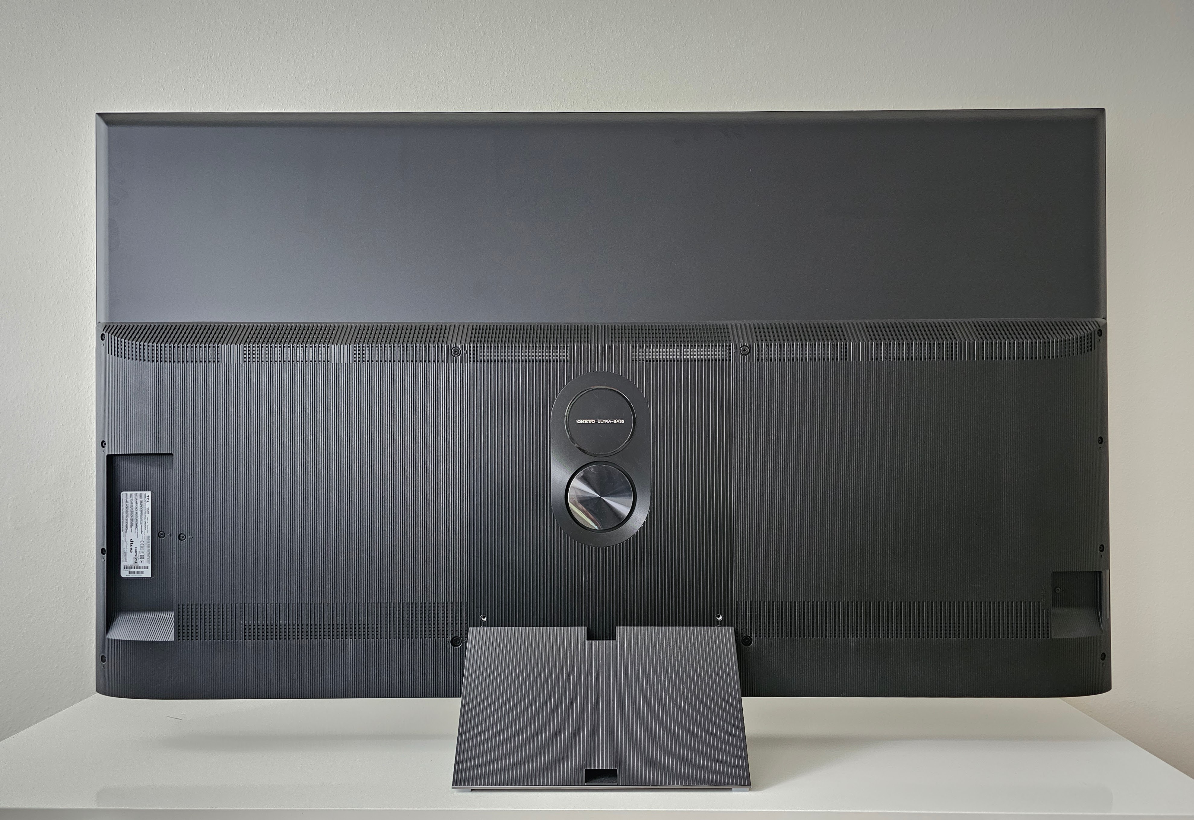 TCL C83 65 Zoll die Rückseite mit Sound.