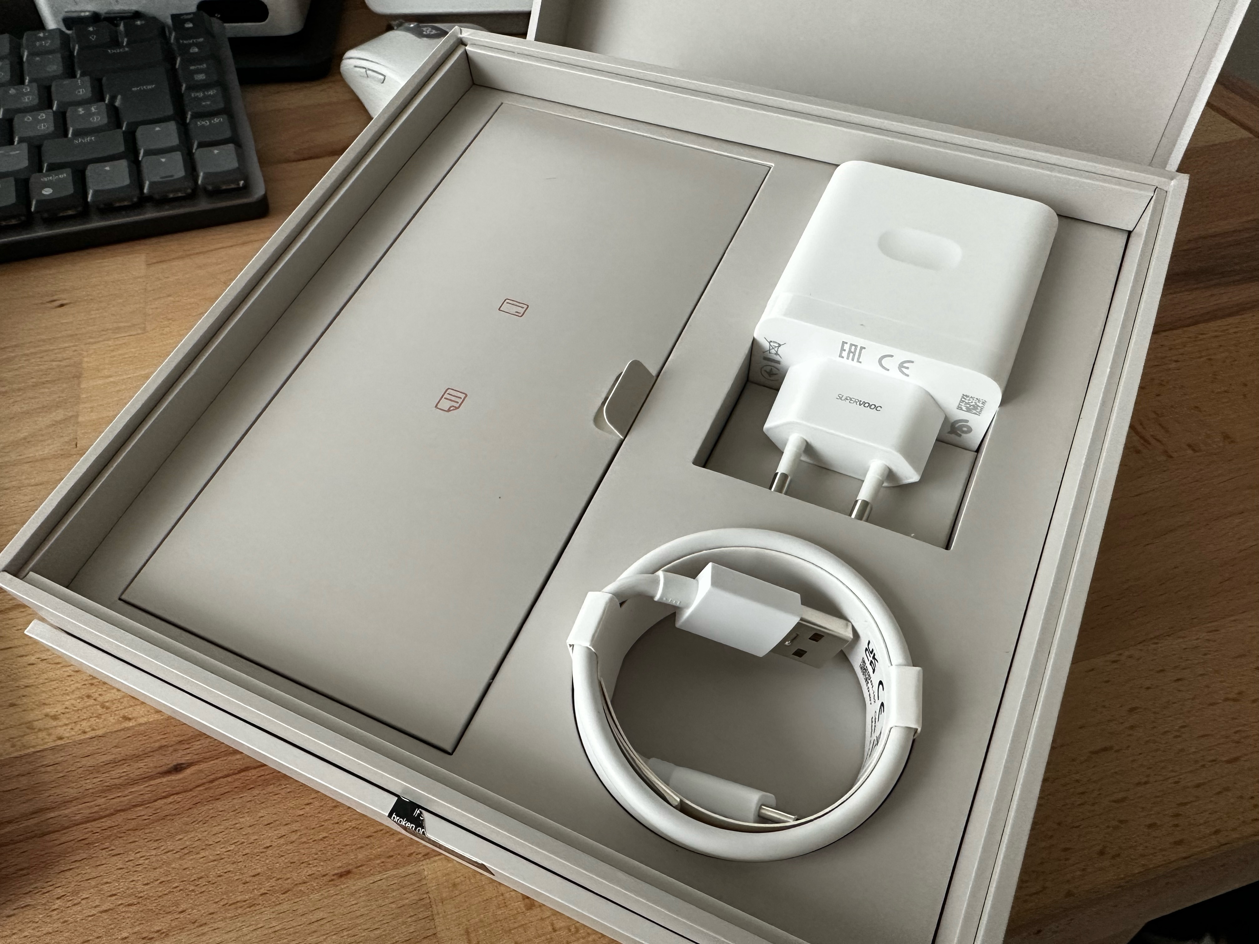 Ladegerät und Kabel sind im Lieferumfang dabei