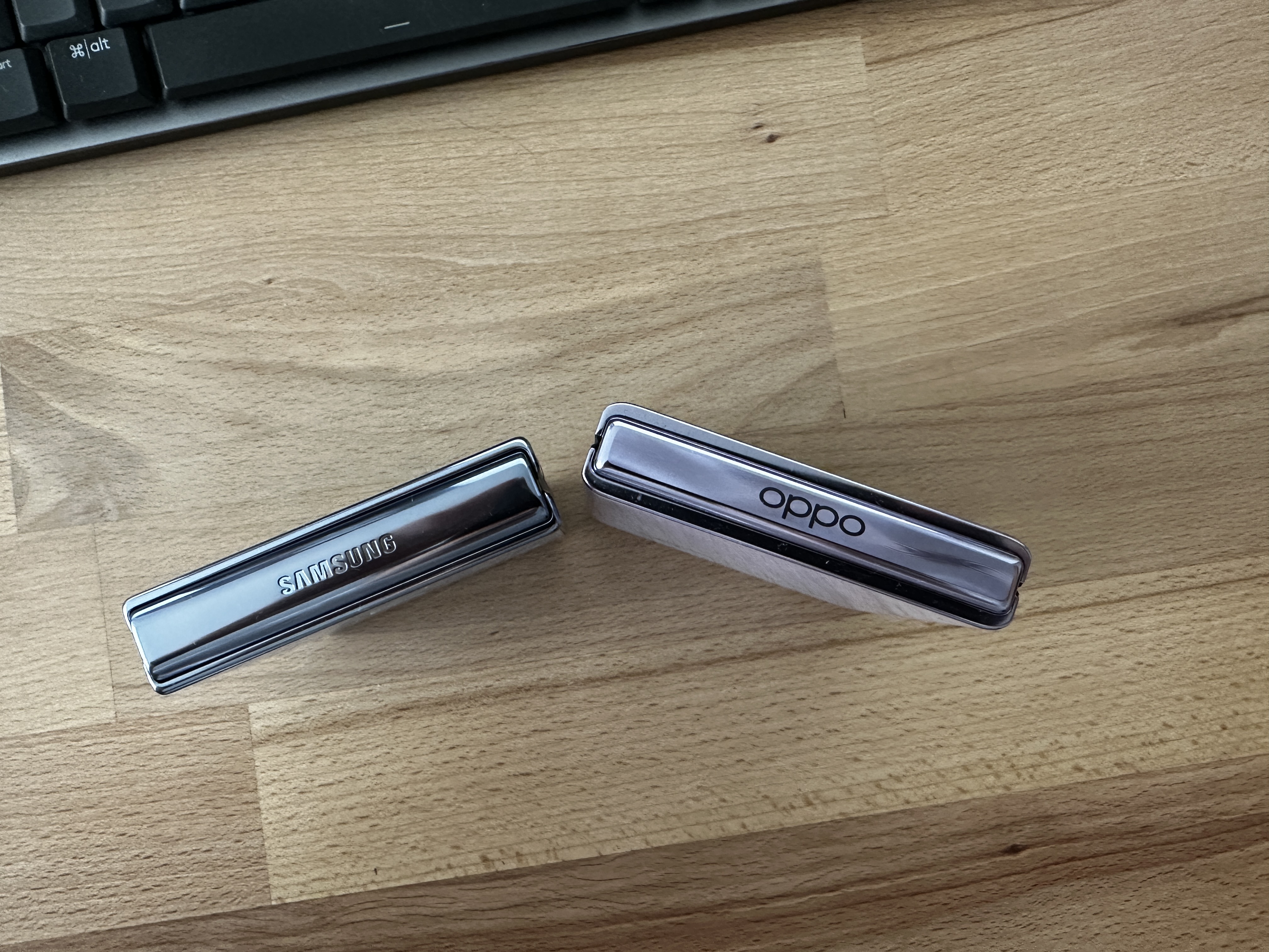Samsung Galaxy Z Flip4 vs. Oppo Find N2 Flip 9