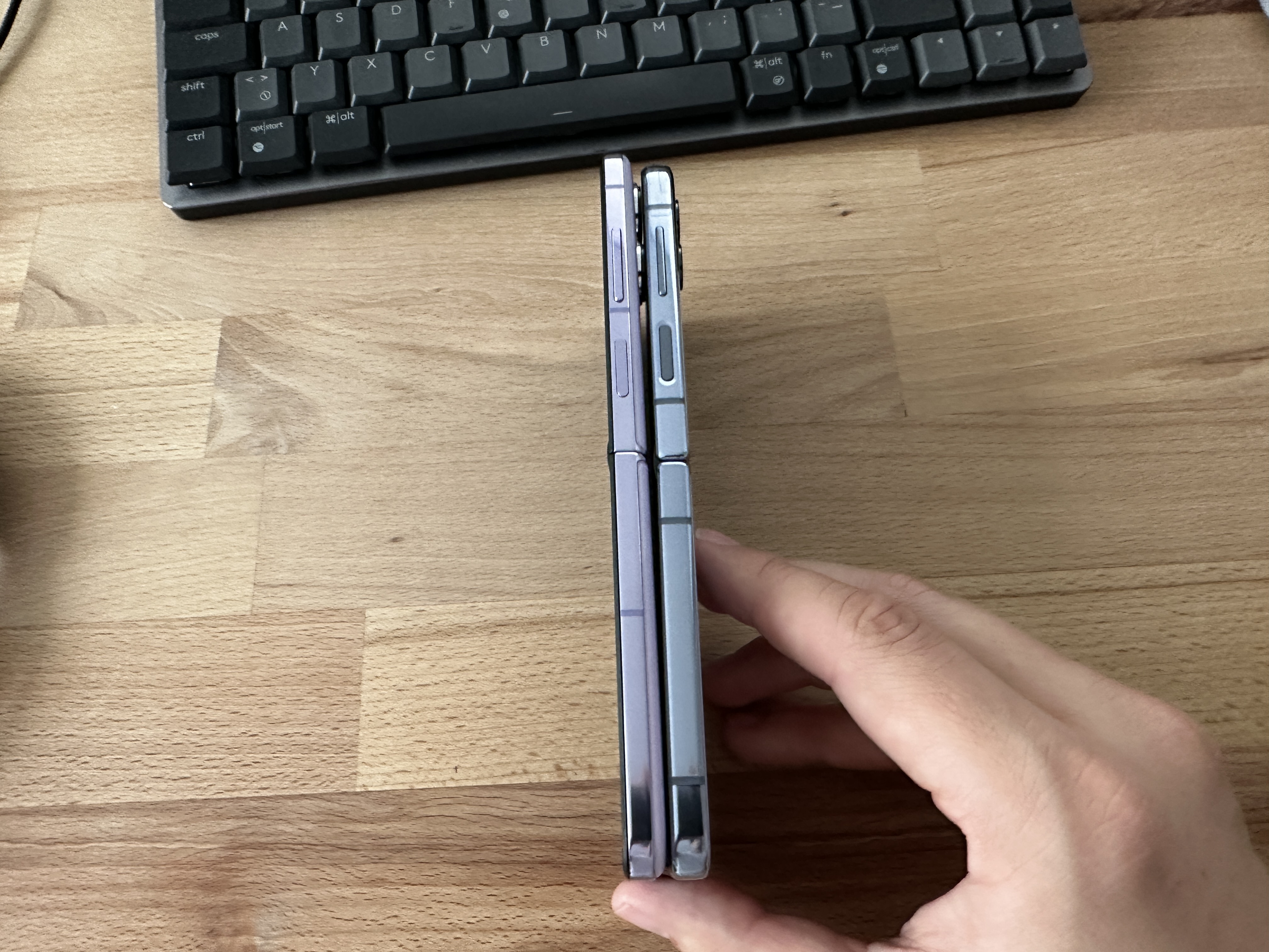 Samsung Galaxy Z Flip4 vs. Oppo Find N2 Flip 10