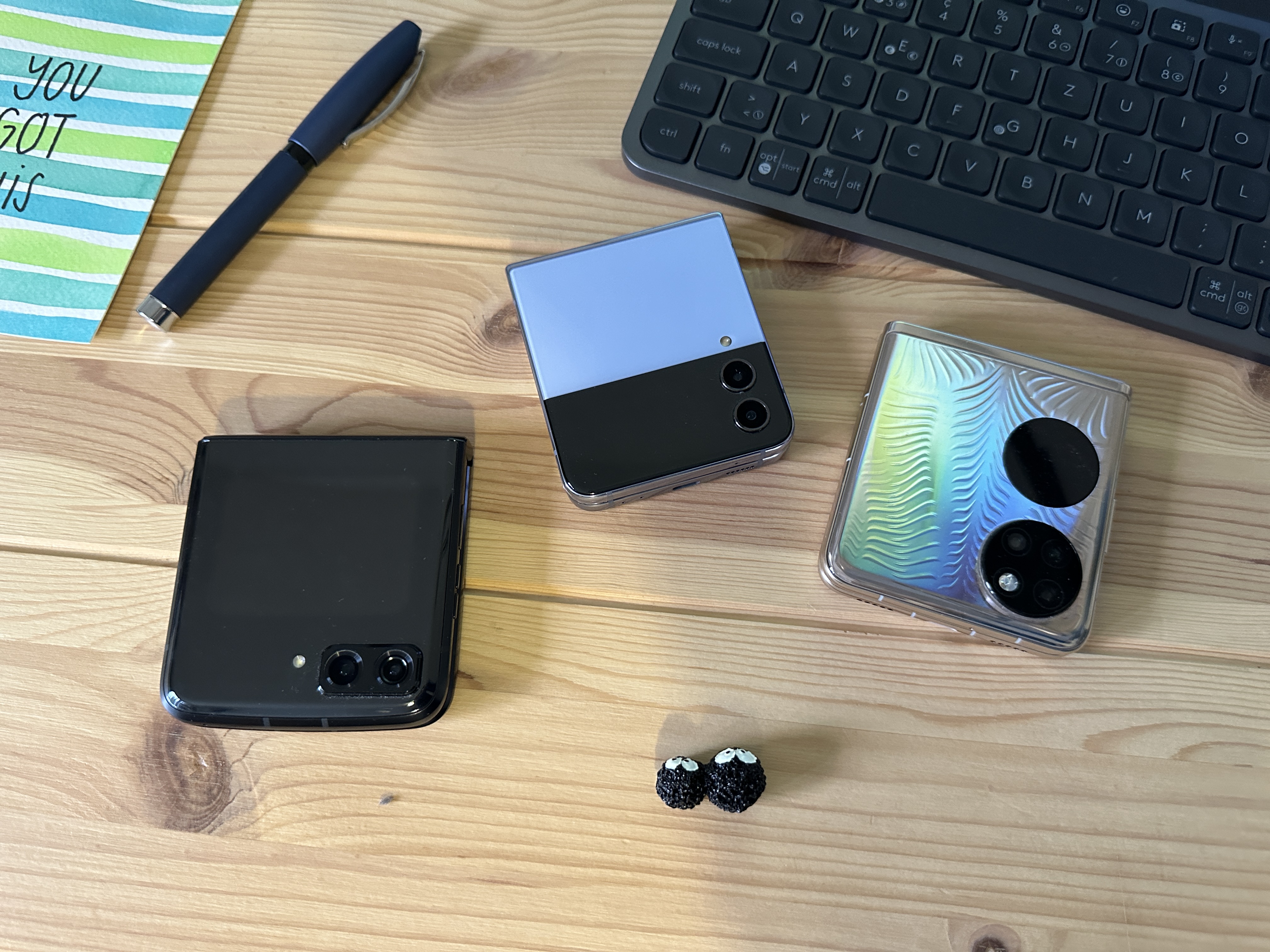 Motorla Razr 2022 im Vergleich mit dem Samsung Galaxy Z Flip 4 und dem Huawei P50 Pocket.